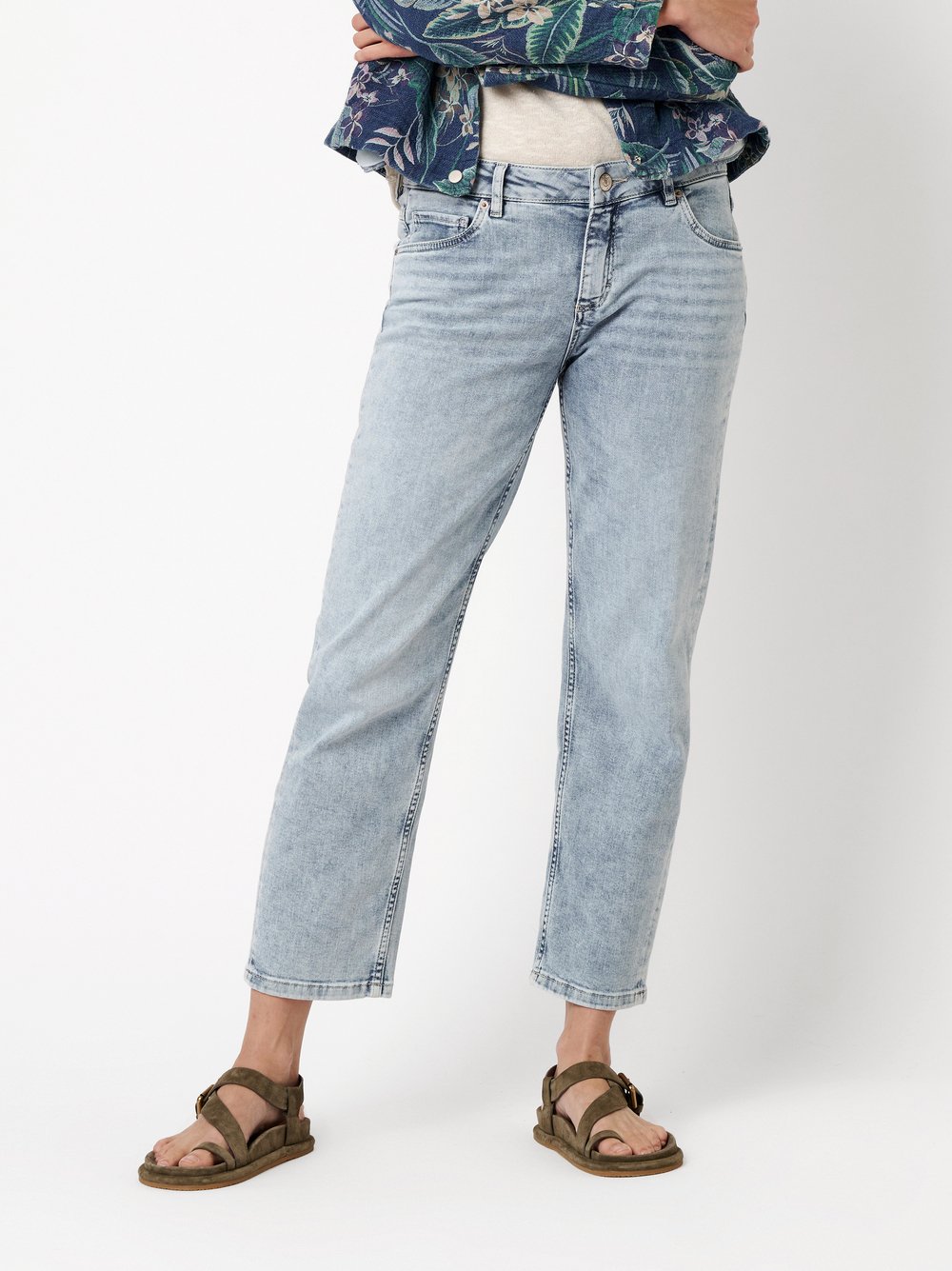 Damenjeans Ella 7/8 in light blue, verkuerzte Straight-Fit Jeans, Frontansicht am Model getragen