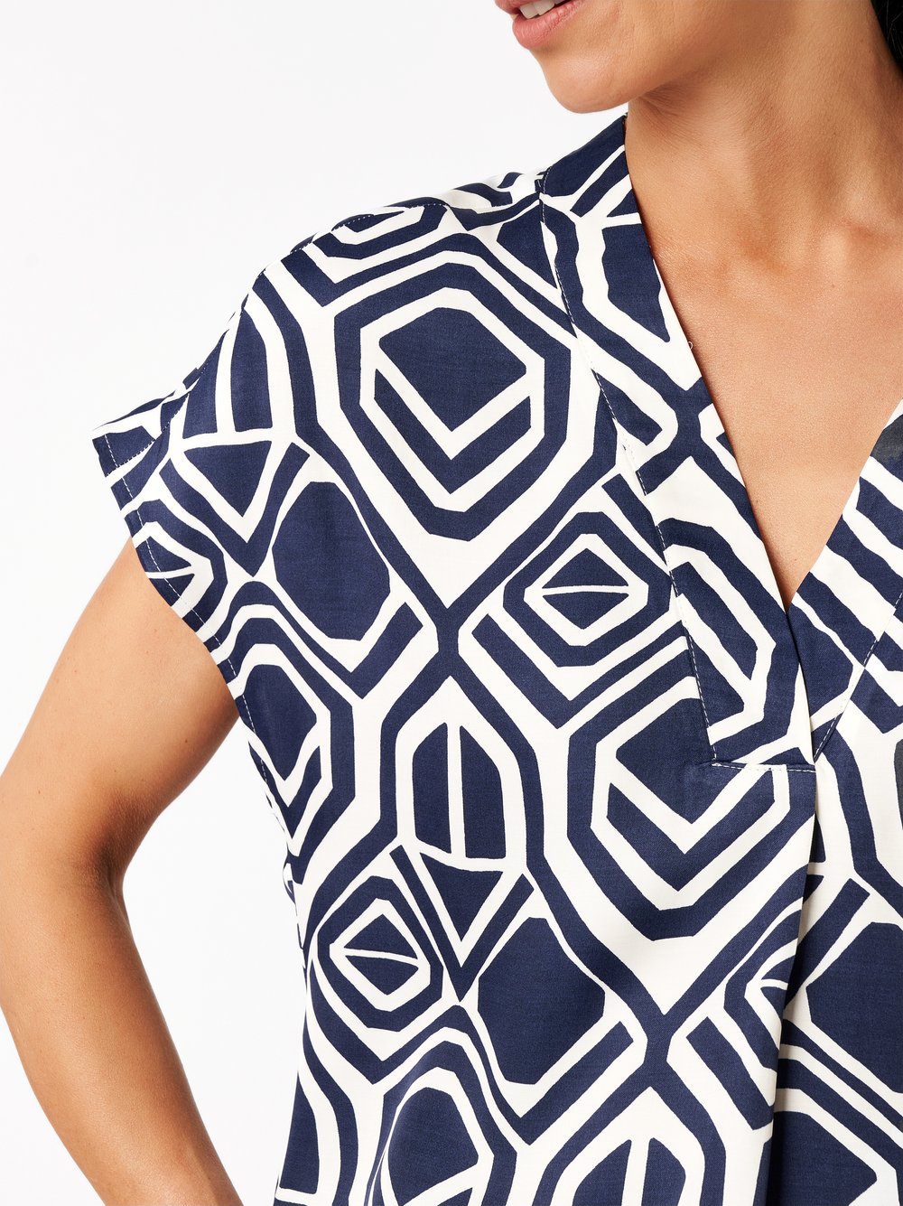 Womens blouse Amba in dark blue / offwhite, bluse top with graphic print, detail view
