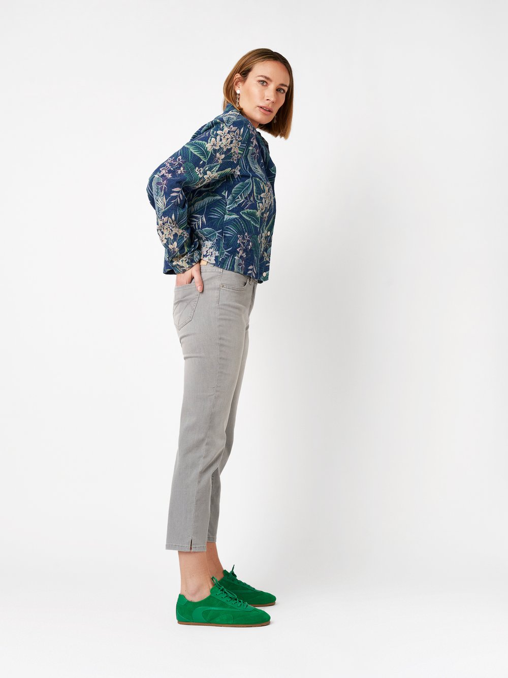 Damenjeans Perfect Shape 7/8 in grey, 7/8-Jeans mit Shapingeffekt, Frontansicht am Model getragen