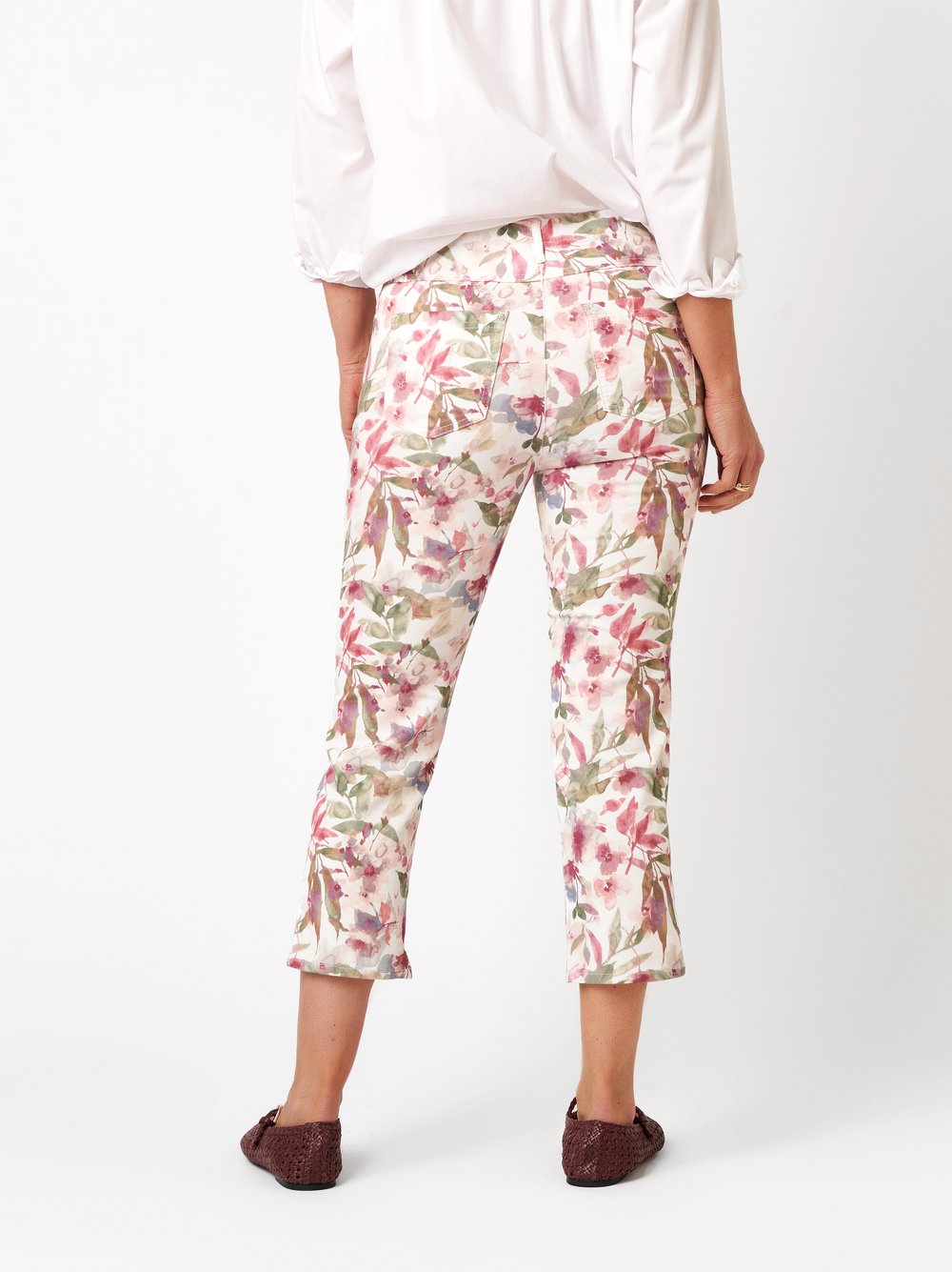 Damenhose Meine beste Freundin 3/4 in multicolour, 3/4-Hose mit Bluetenprint, Rueckansicht am Model getragen