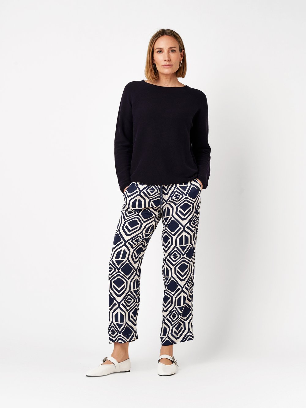Damenhose Pia 7/8 in dark blue / offwhite, Leichte 7/8-Hose mit grafischem Muster, Outfitansicht am Model