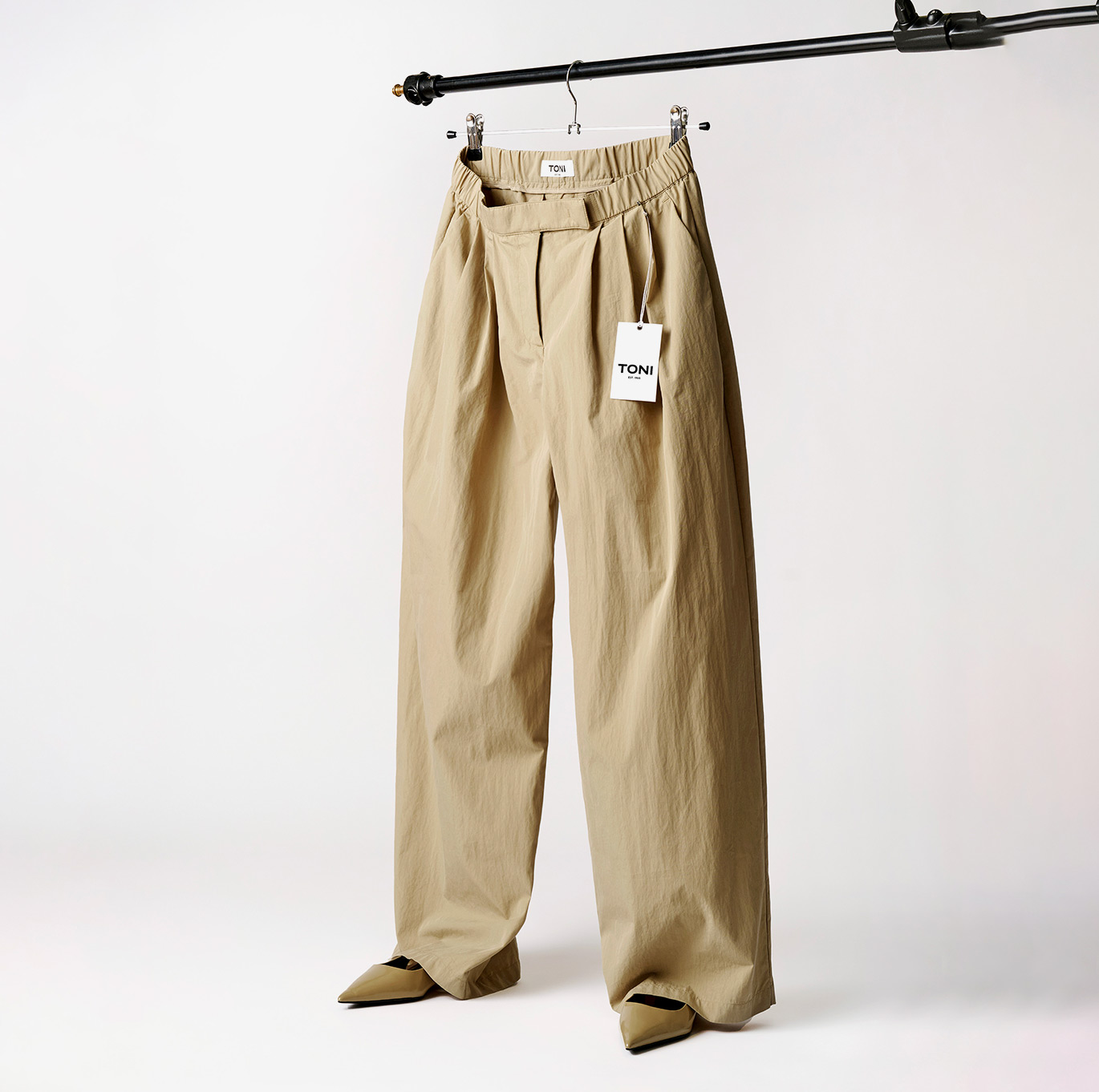 Beige pleated trousers with wide legs and TONI label – trousers teaser from the Spring collection