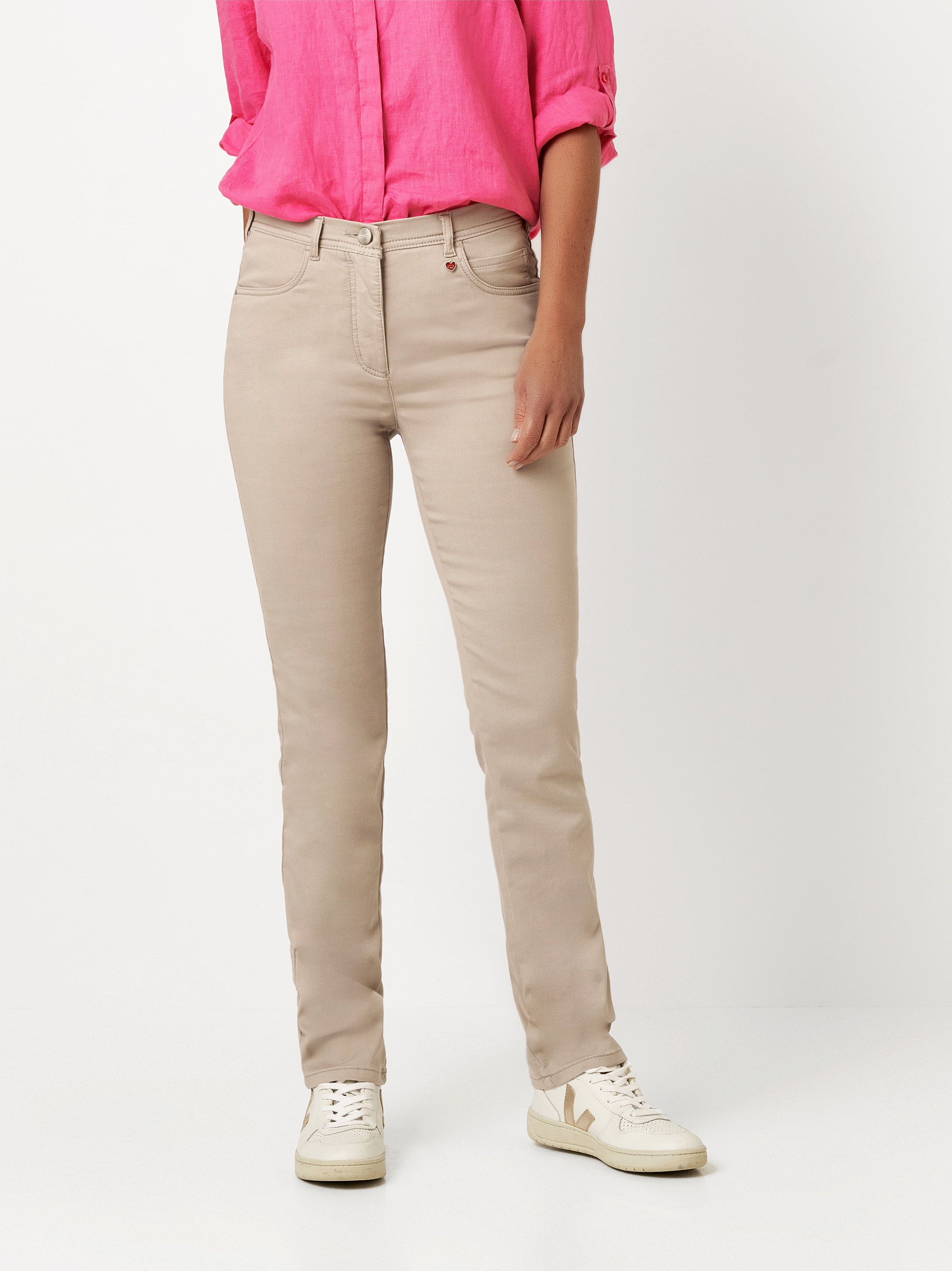 Damenhose Meine beste Freundin Slim in sand, Slim-Fit Hose, Outfitansicht am Model