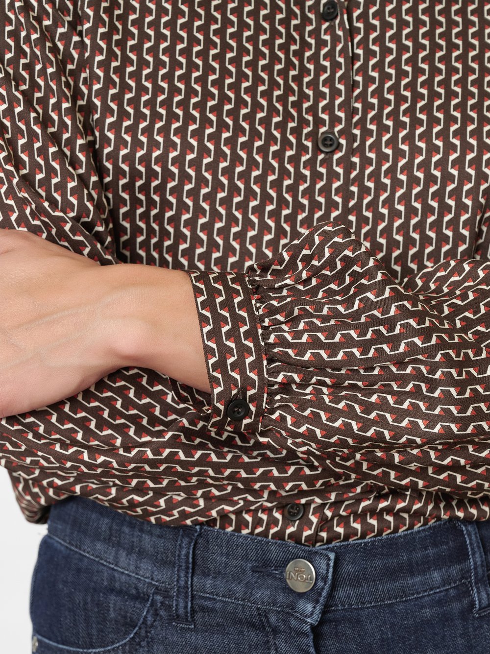 Damenbluse Coco in Dunkelbraun, Bluse mit grafischem Print, Detailansicht
