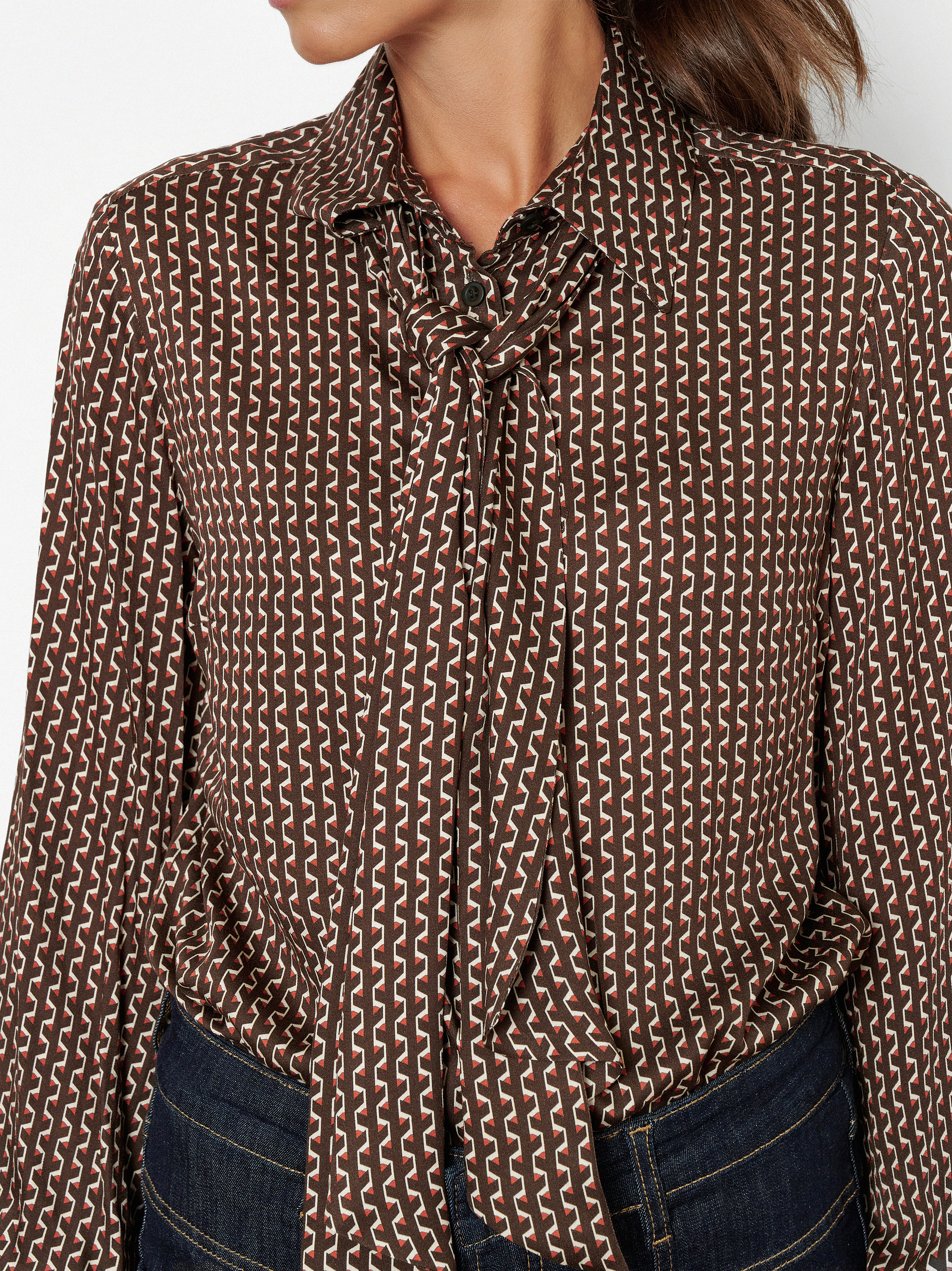 Damenbluse Coco in Dunkelbraun, Schluppenbluse mit grafischem Print, Detailansicht