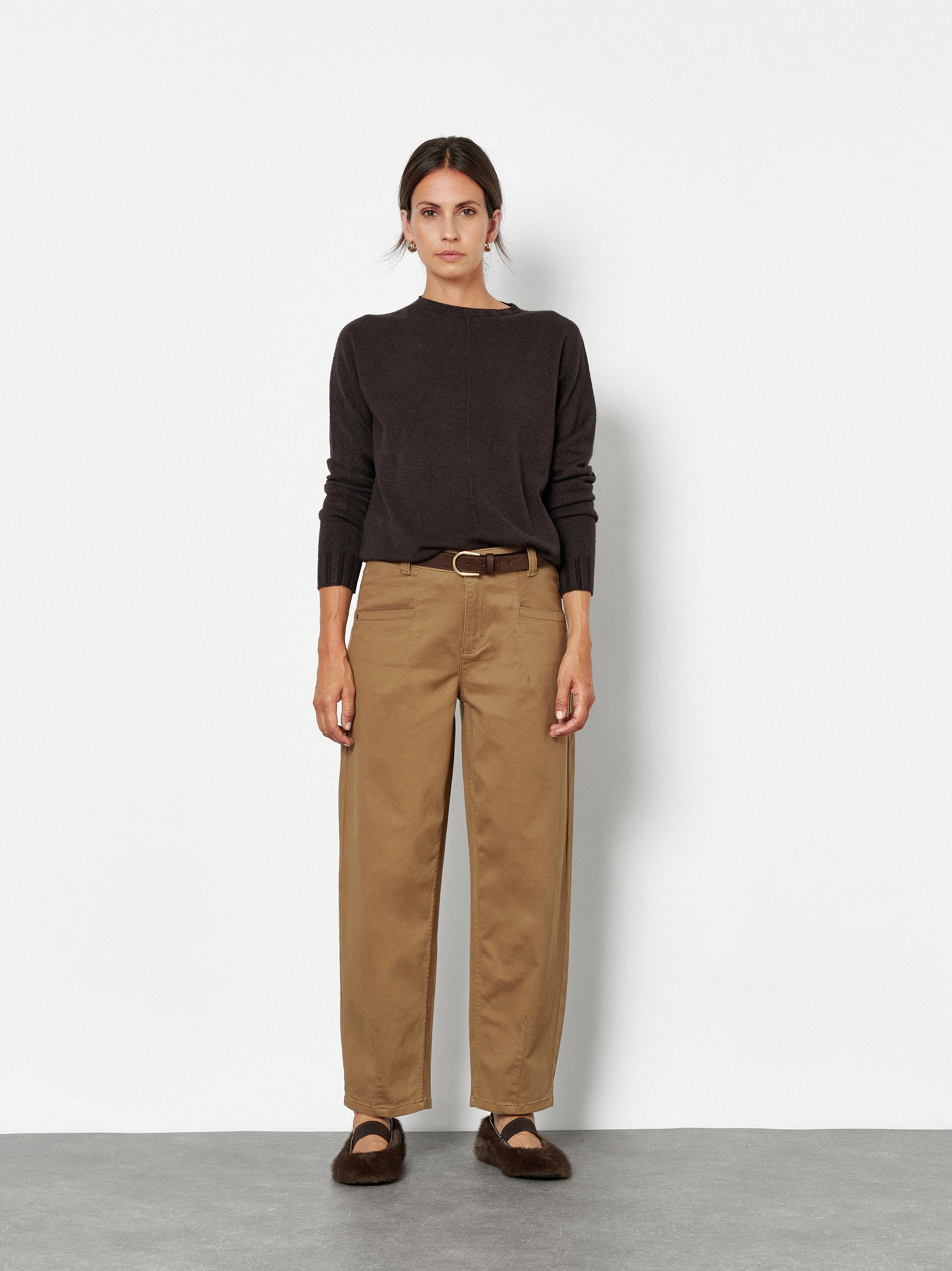 Damenhose Liv Barrel in Braun, barrel-Hose mit markanten Fronttaschen, Frontansicht am Model getragen