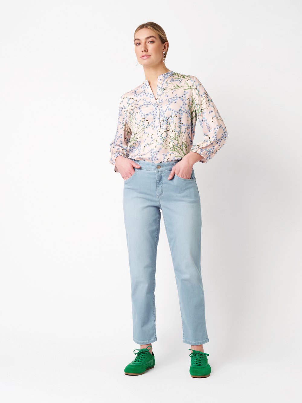 Damenjeans Liv 7/8 in light blue, 7/8-Jeans mit Bunddetail, Rueckansicht am Model getragen