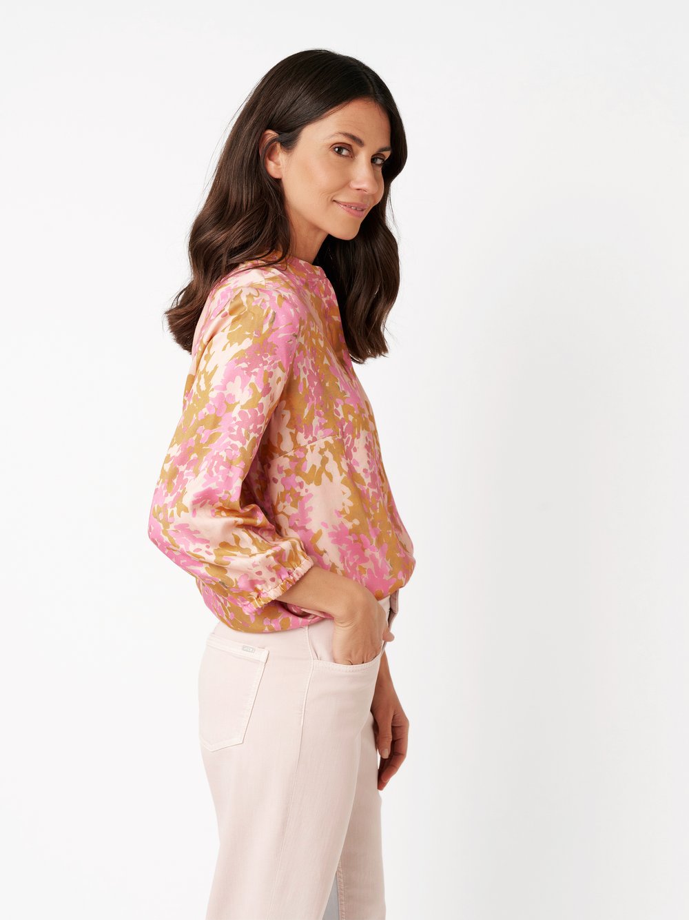 Damenbluse Alis in multicolour pink, Schlupfbluse mit sommerlichem Print, Frontansicht am Model getragen