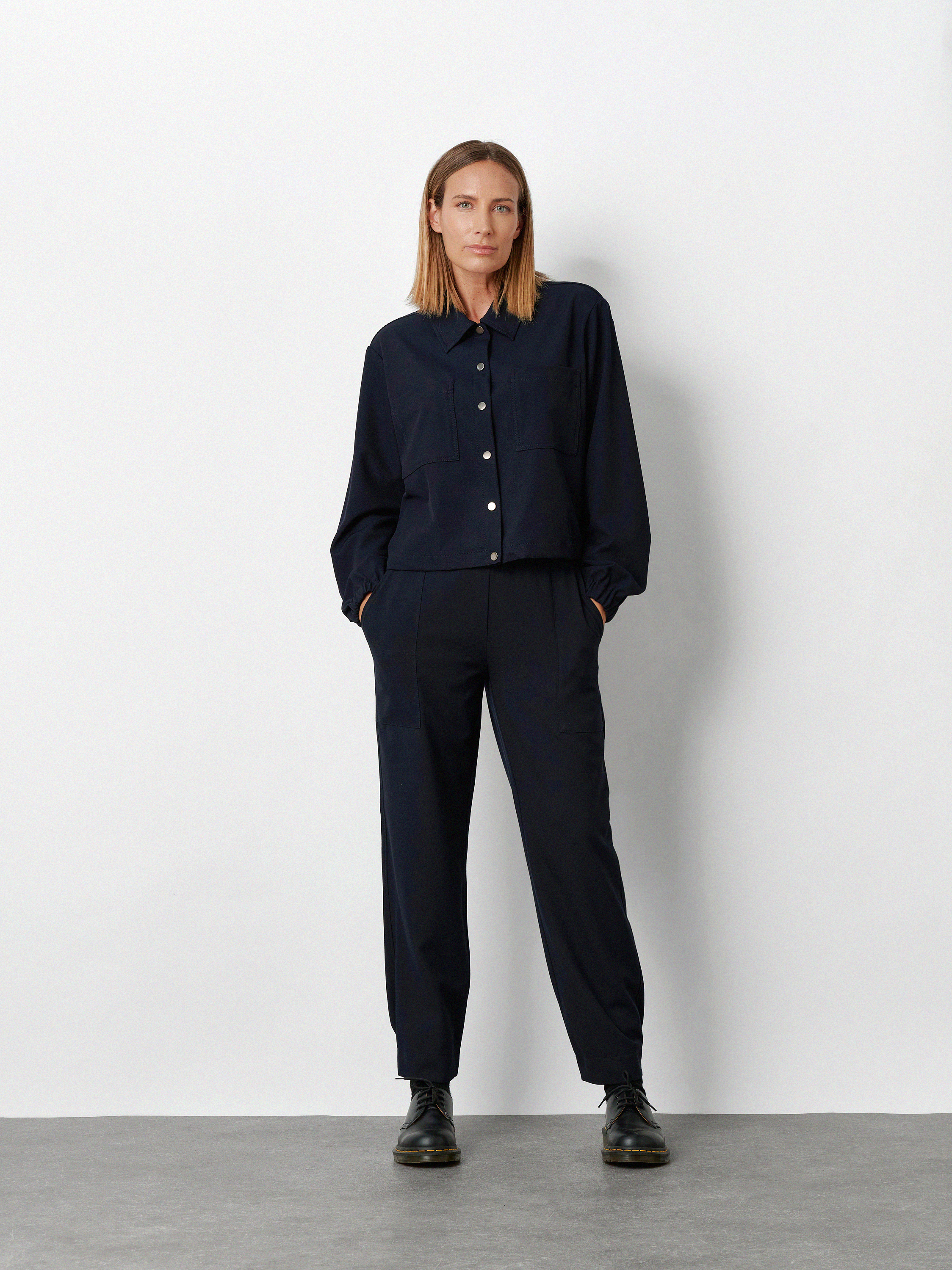 Damenhose Sue Jogpants in Marine, Moderne Jogpants aus Gabardine, Frontansicht am Model getragen