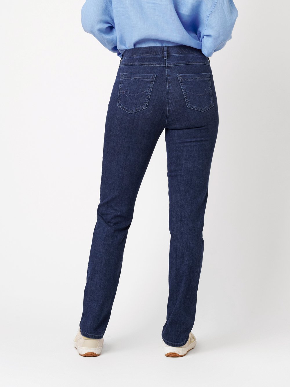 Damenjeans Meine beste Freundin Slim in mid blue, leichte Slim-Fit Jeans, Rueckansicht am Model getragen