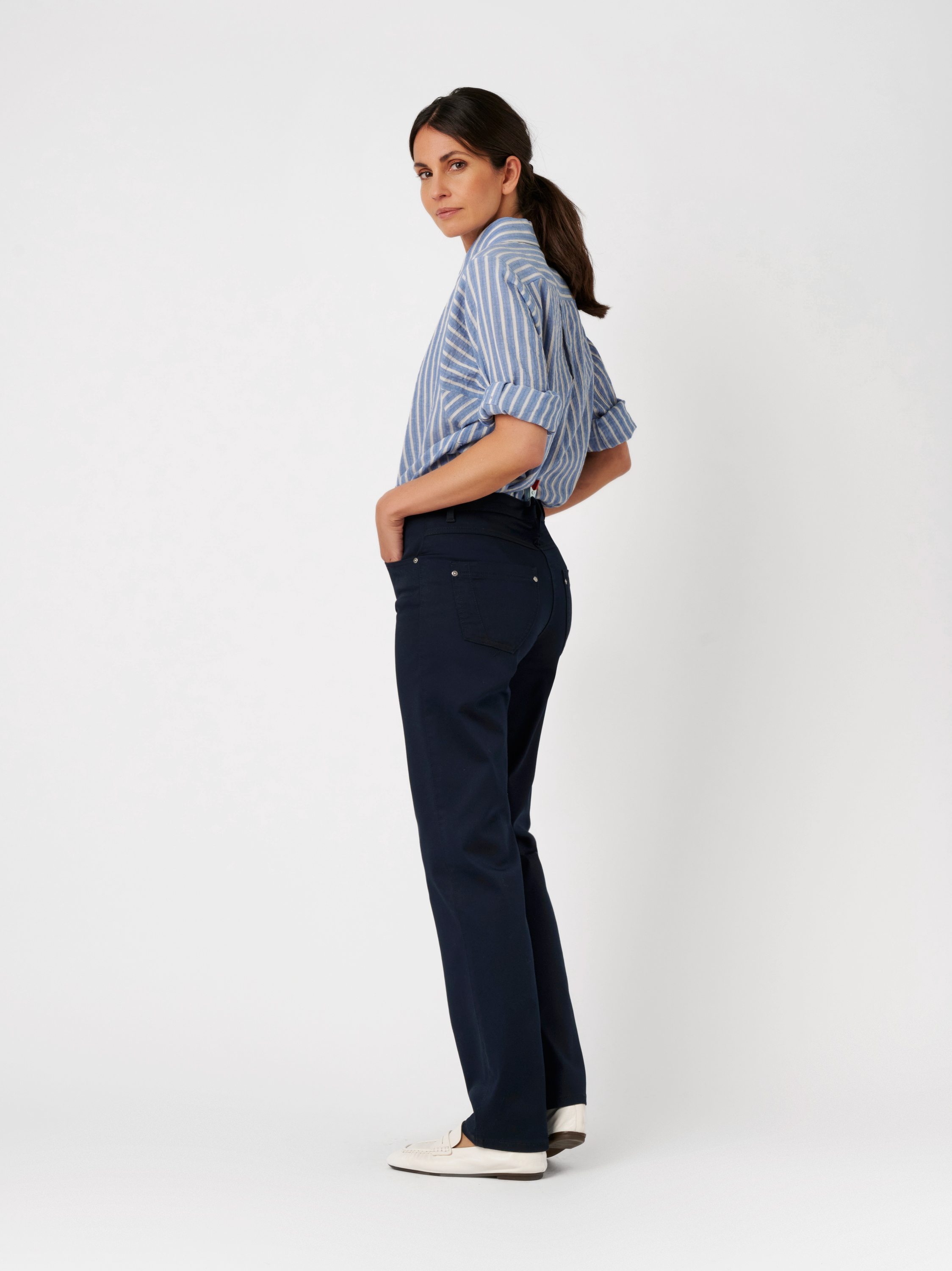 Damenhose Honey in dark blue, farbechte Hose, Rueckansicht am Model getragen