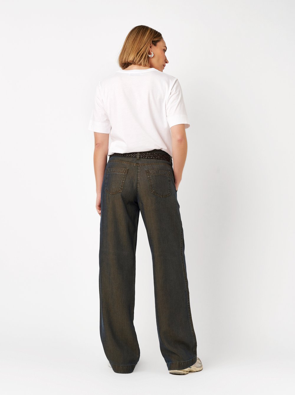 Damenjeans Liv Wide in brown, Fliessende Wide Leg mit feinem Schimmer, Rueckansicht am Model getragen