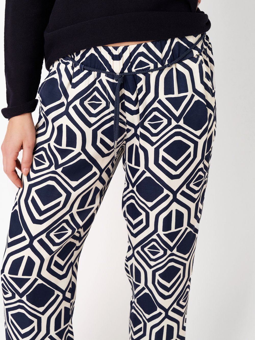 Damenhose Pia 7/8 in dark blue / offwhite, Leichte 7/8-Hose mit grafischem Muster, Detailansicht