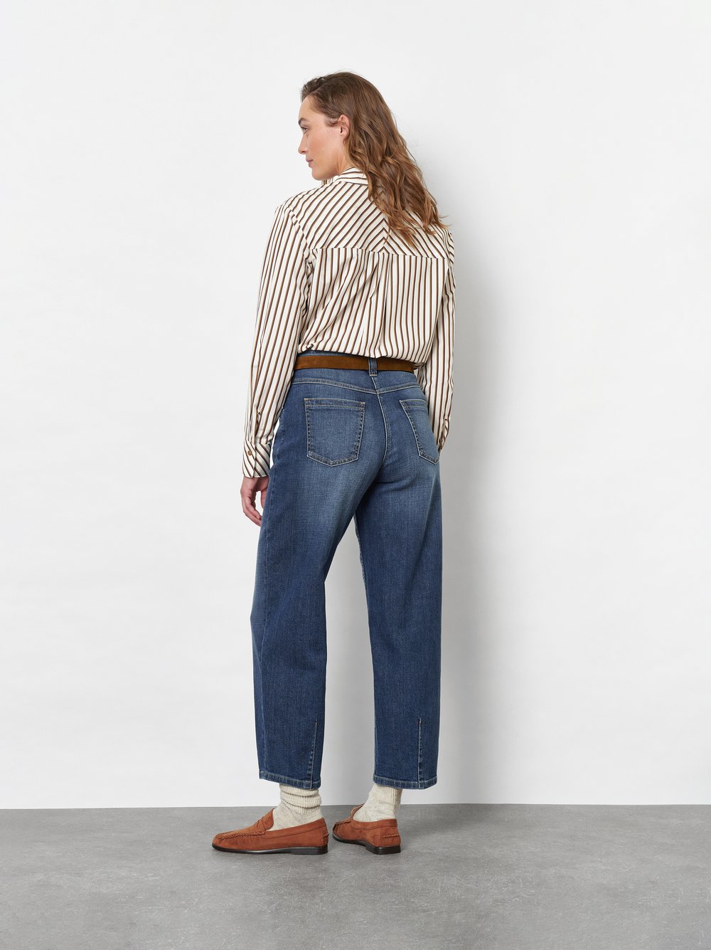 Damenbluse Clyde in Creme/Braun, Gestreiftes Hemd aus Baumwolle, Rueckansicht am Model getragen