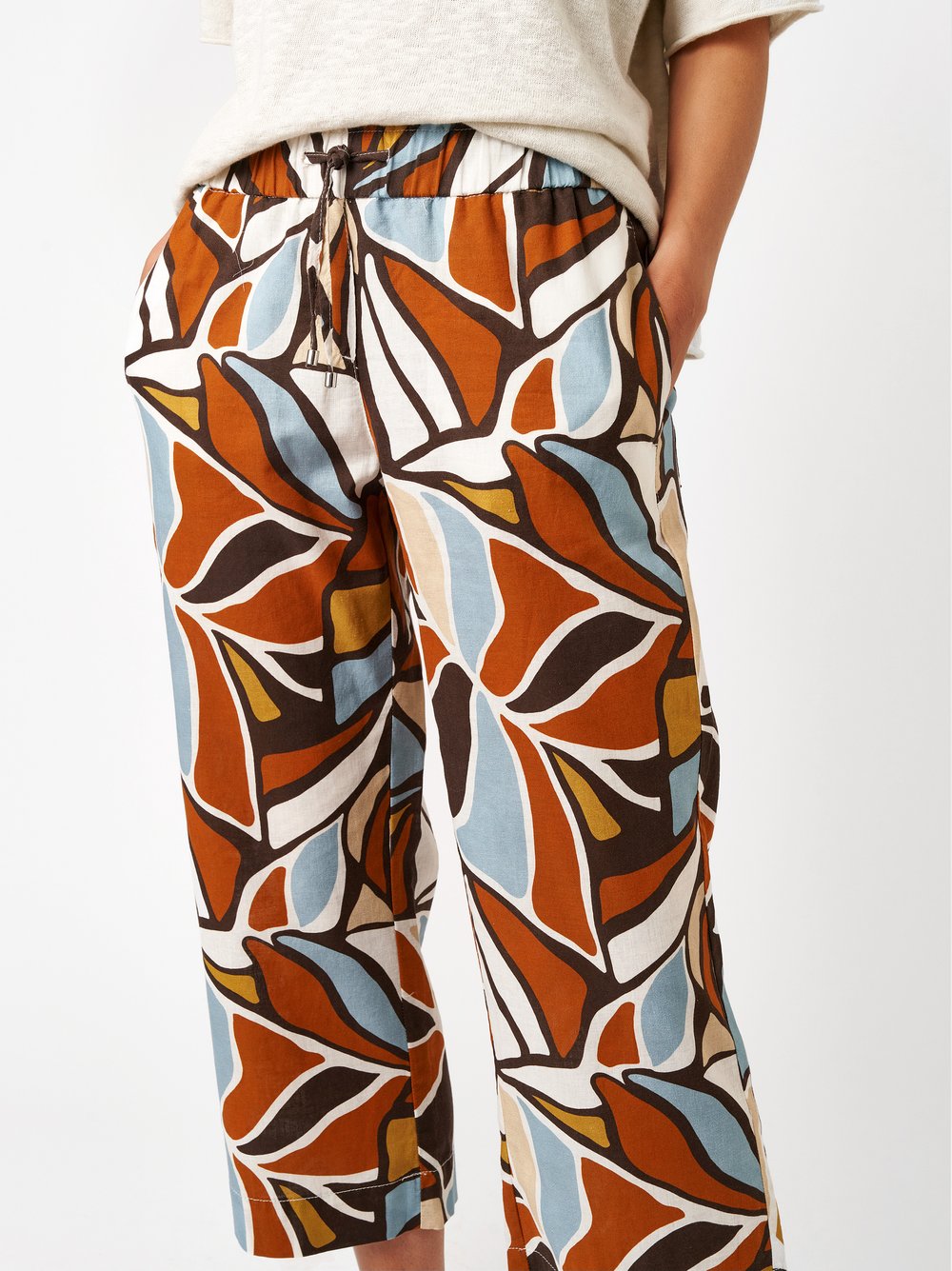 Womens trousers Pia 3/4 in multicolour, 3/4 linen trousers with an art-inspired floral pri, detail view