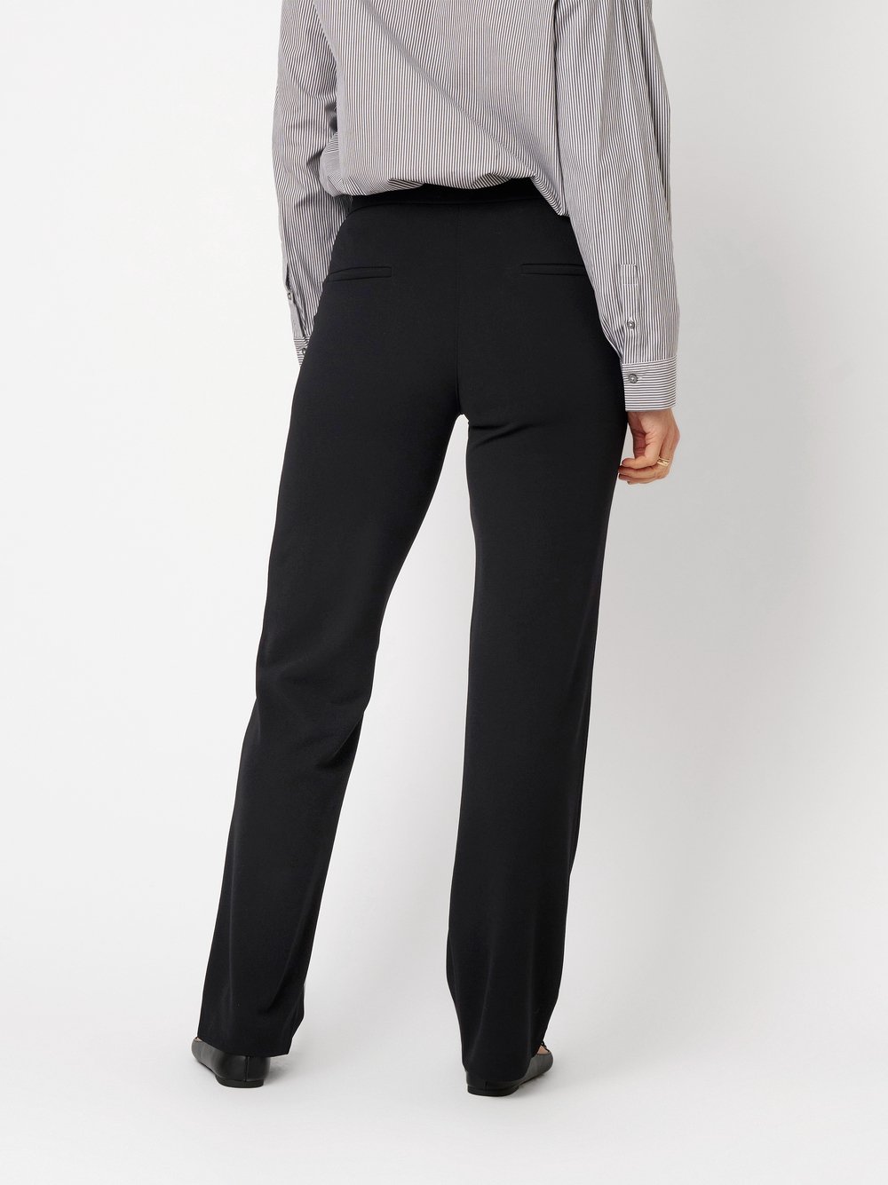 Damenhose Scarlet Wide in black, weit geschnittene Hose aus Crepe, Rueckansicht am Model getragen