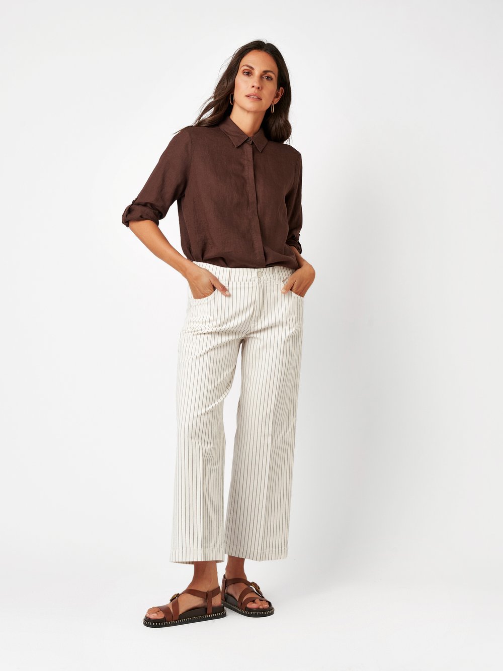 Damenjeans Liv Wide 7/8 in offwhite / brown, Weite 7/8-Jeans mit Streifenmuster, Frontansicht am Model getragen