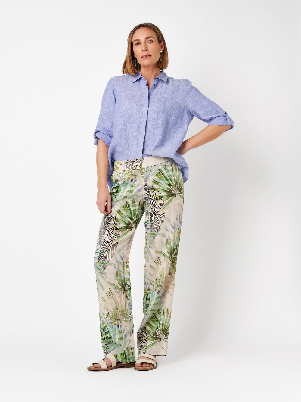 Damenhose Pia Wide in multicolour green, Weite Leinenhose mit tropischem Print, Outfitansicht am Model