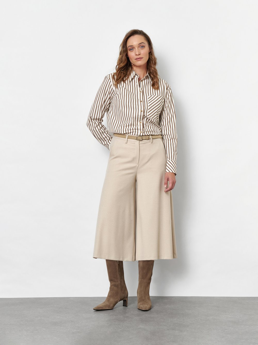 Damenrock Culotte in Creme, Culotte aus fliessendem Gabardine, Frontansicht am Model getragen