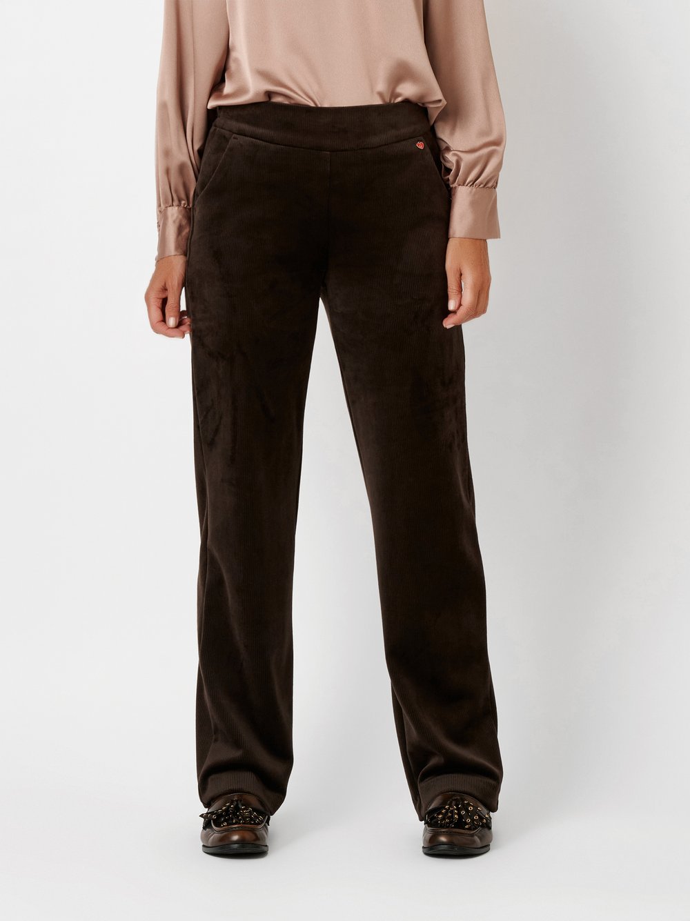 Damenhose Scarlet Wide in Dunkelbraun, entspannte, samtweiche Cordhose, Frontansicht am Model getragen