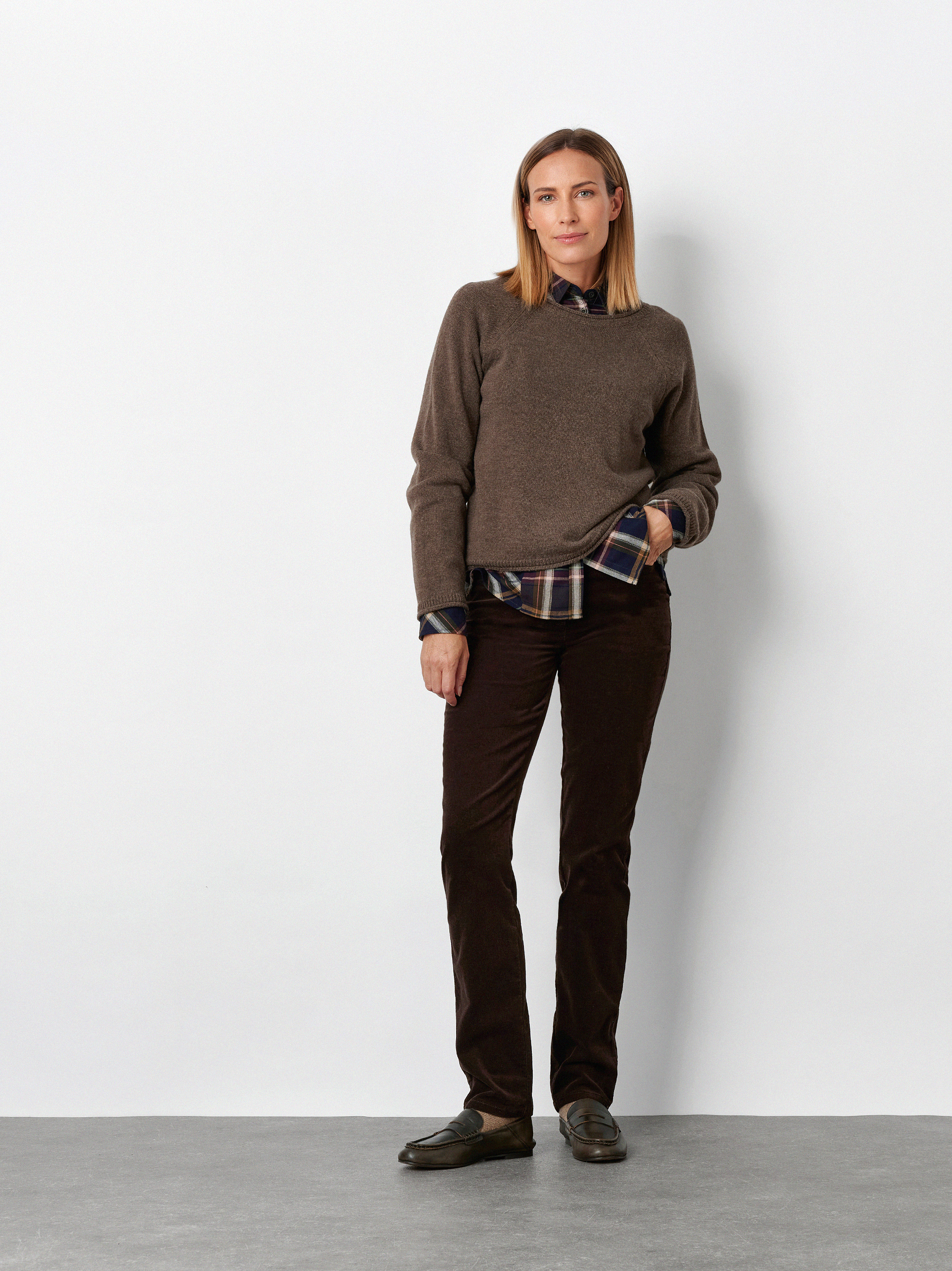 Damenhose Be Loved in Dunkelbraun, Cordhose mit hohem Bund, Outfitansicht am Model