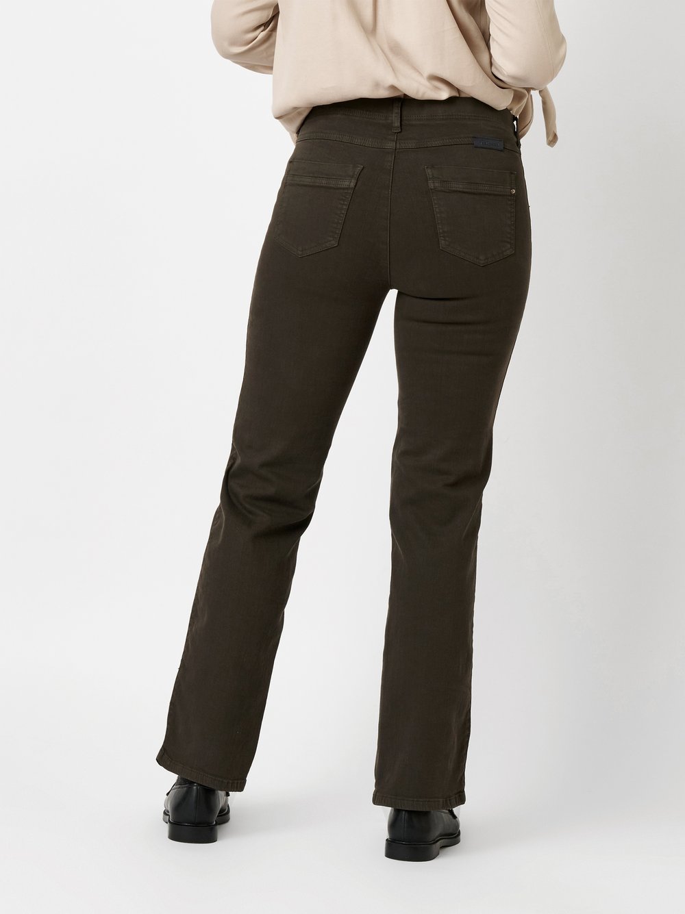 Damenjeans Meine beste Freundin in Dunkelbraun, straight-Fit Jeans, Rueckansicht am Model getragen