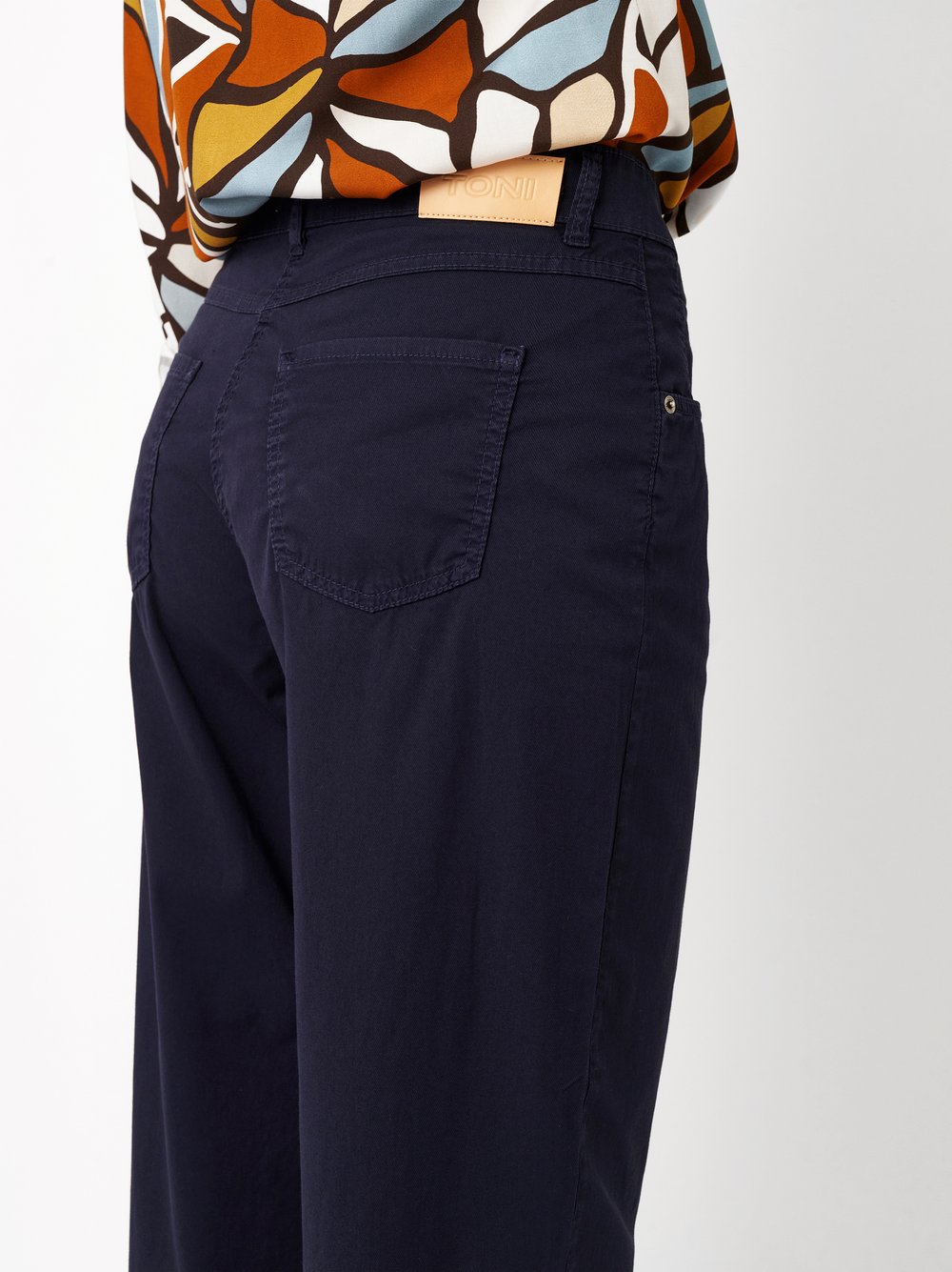 Damenhose Liv Barrel in dark blue, barrel-Fit Hose aus Sommertwill, Detailansicht