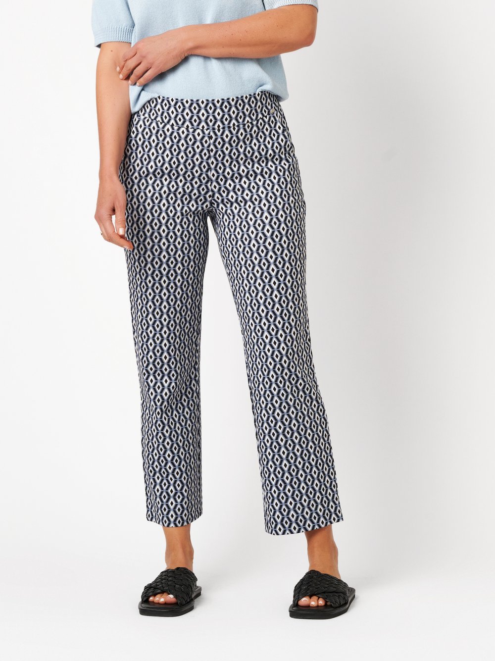 Damenhose Scarlet 3/4 in dark blue  / white, Entspannte 3/4-Hose mit grafischem Muster, Frontansicht am Model getragen