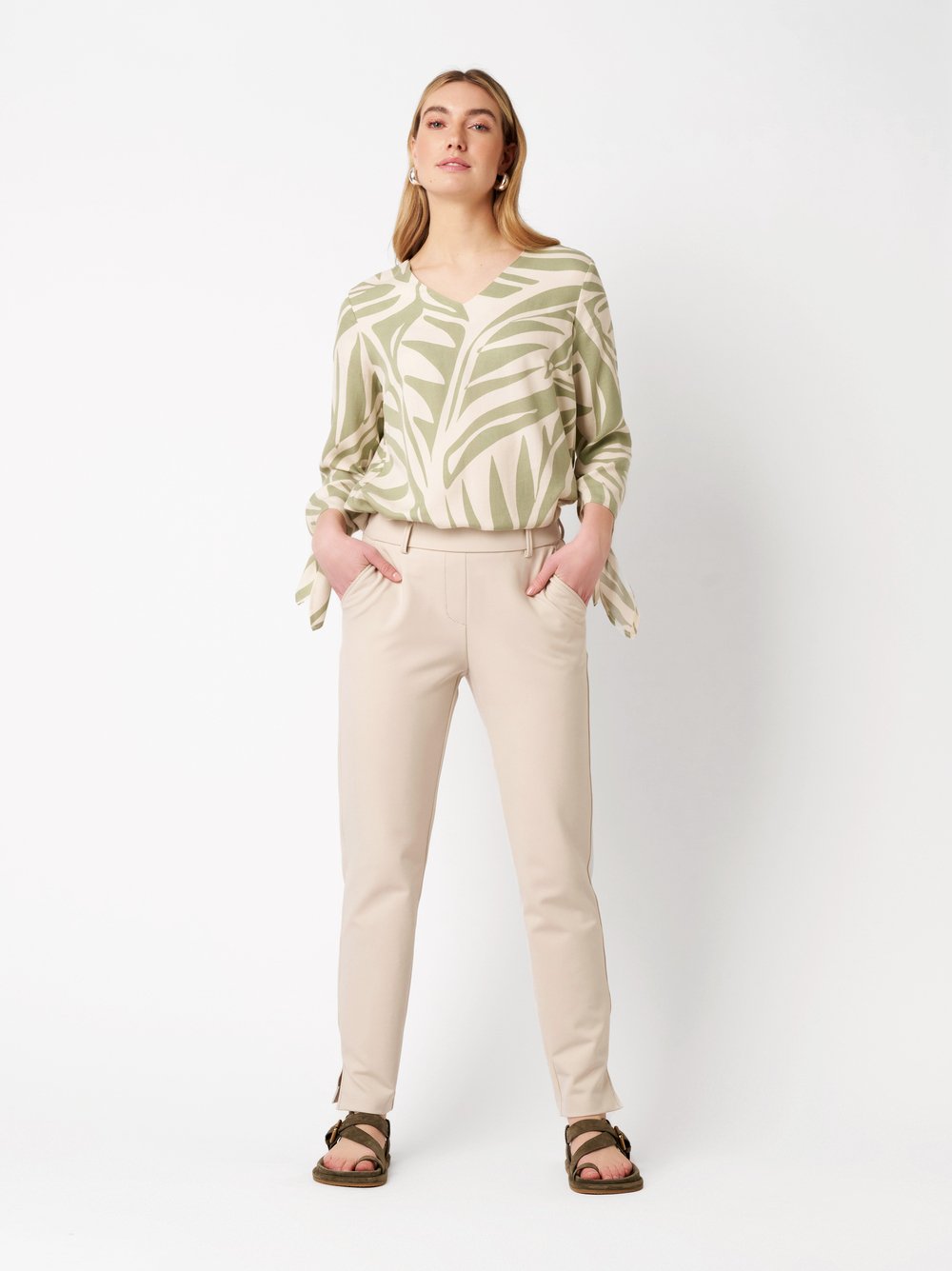 Damenhose Jenny Slim in light beige, smarte Businesshose, Outfitansicht am Model