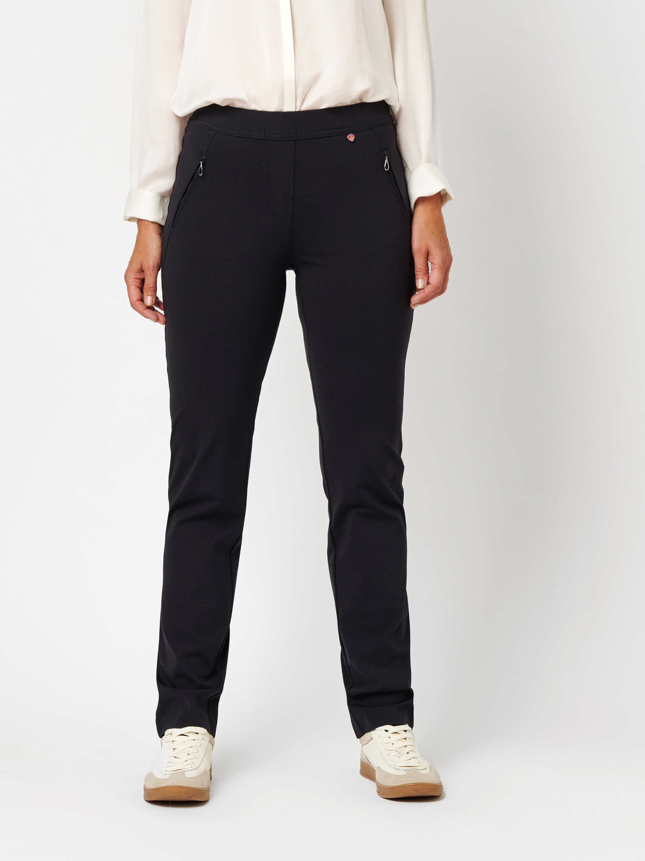 Damenhose Alice Slim in navy, jersey-Hose mit Zippertaschen, Outfitansicht am Model