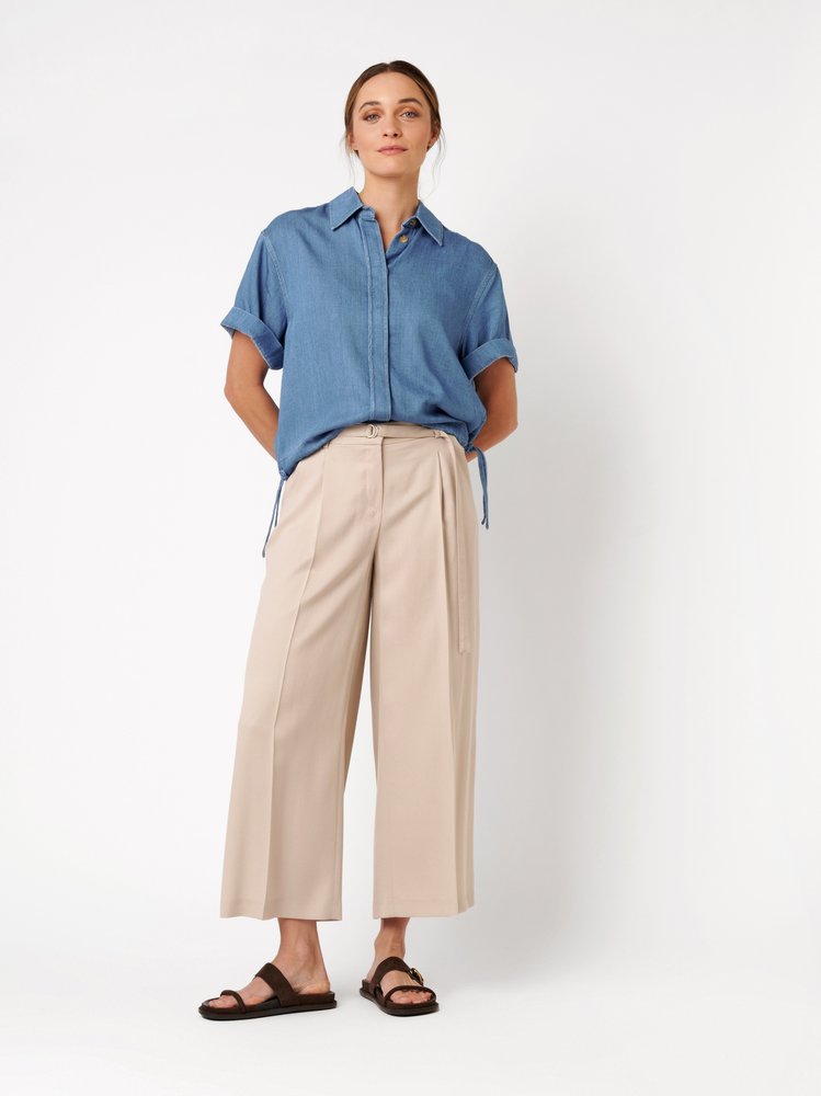 Damenbluse Clay in light blue, Jeanshemd mit kurzen aermel, Outfitansicht am Model