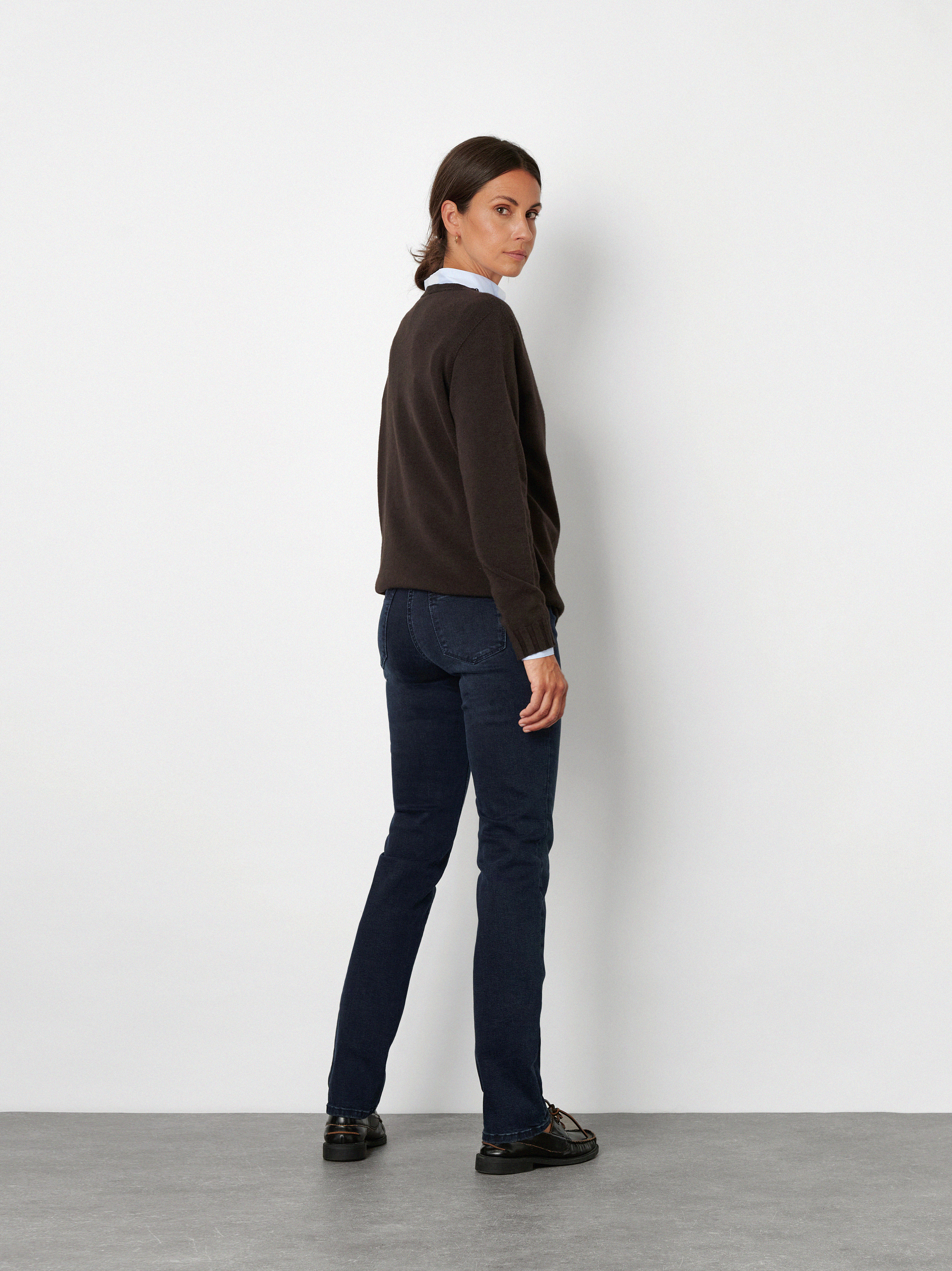 Damenjeans Perfect Shape Slim in dark blue, Slim-Fit Jeans mit Waschung, Rueckansicht am Model getragen