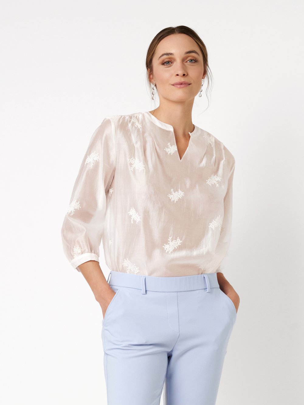 Damenbluse Bella in white, Tunika mit floraler Stickerei, Frontansicht am Model getragen