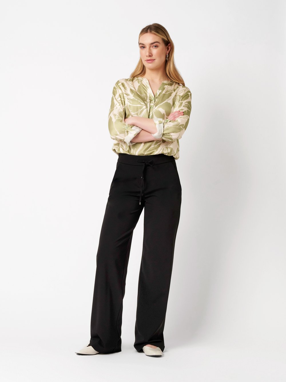 Damenhose Jenny Wide in black, Wide Leg aus bequemem Jersey, Outfitansicht am Model