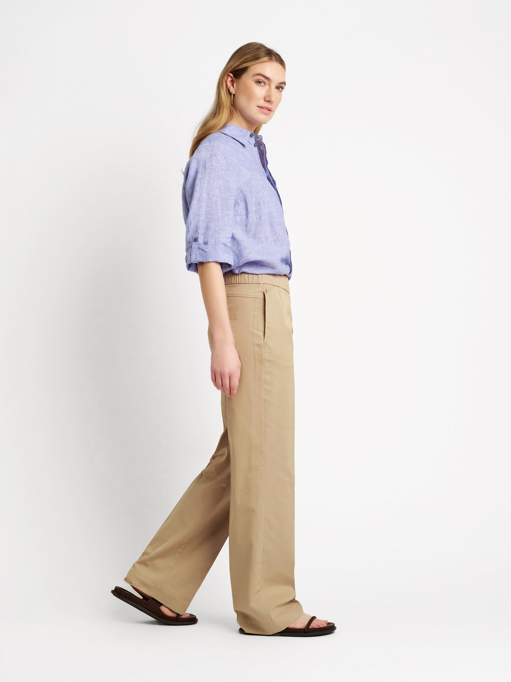 Damenhose Sue Wide in light brown, leichte Wide Leg mit raffiniertem Bund, Outfitansicht am Model