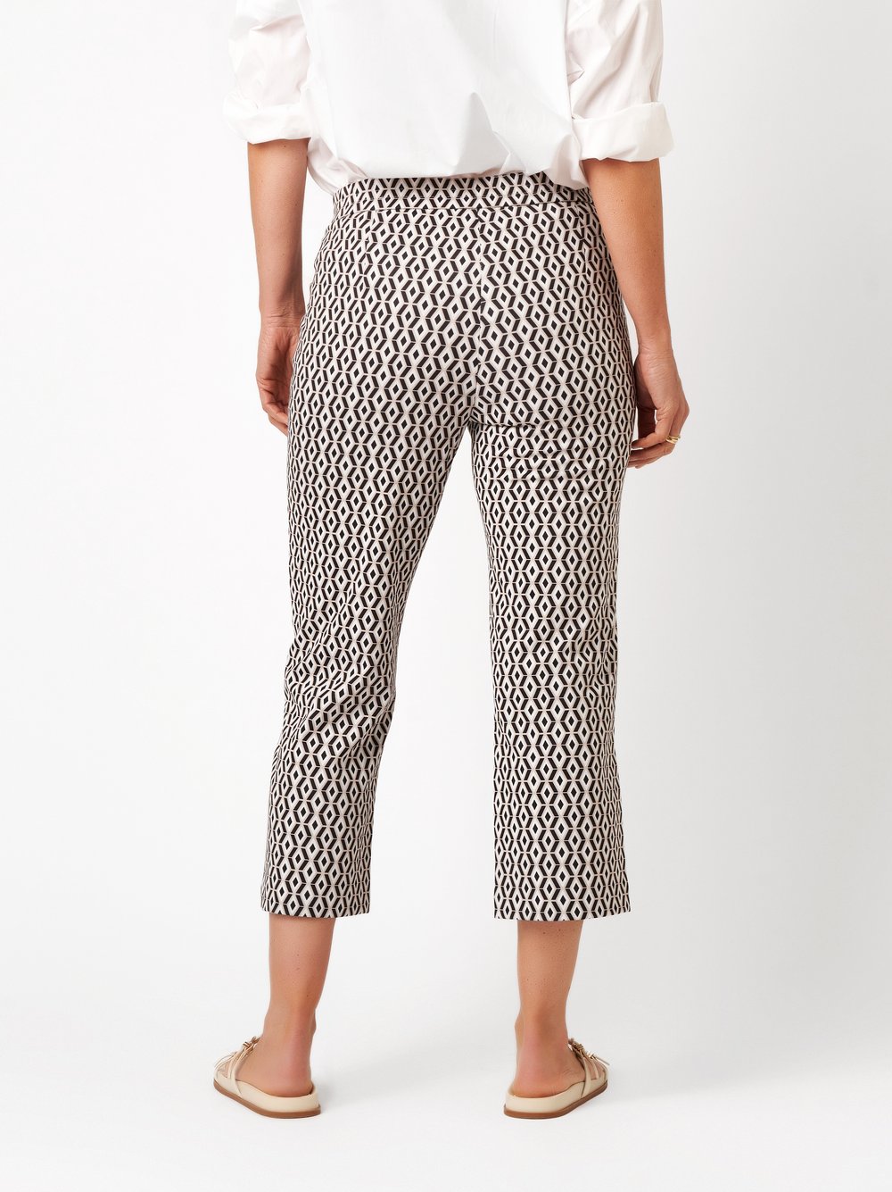 Damenhose Scarlet 3/4 in offwhite / black, Weite 3/4-Hose mit grafischem Muster, Rueckansicht am Model getragen