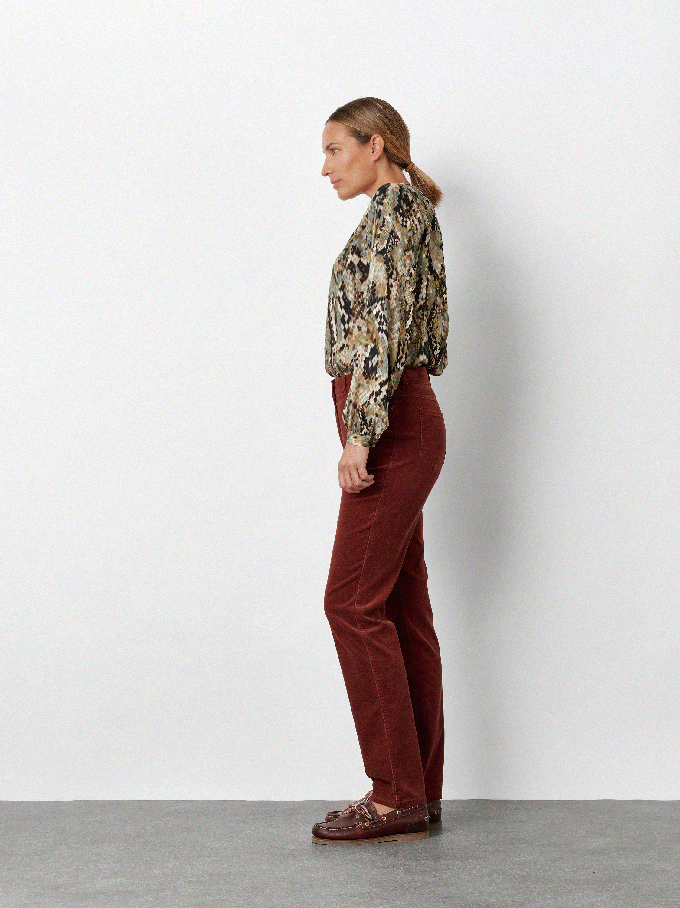Womens trousers Be Loved in Bordeaux, high-waist corduroy trousers, front view worn by model
