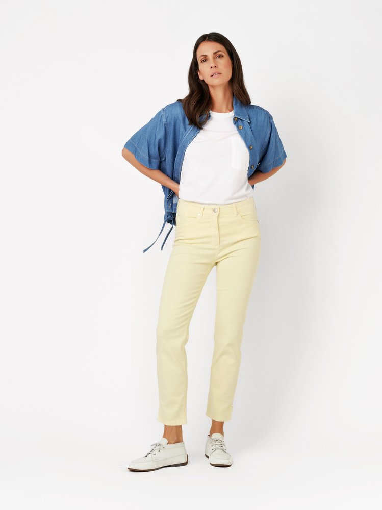 Damenjeans Be Loved 7/8 in lemon, 7/8-Jeans aus leichtem Denim, Outfitansicht am Model