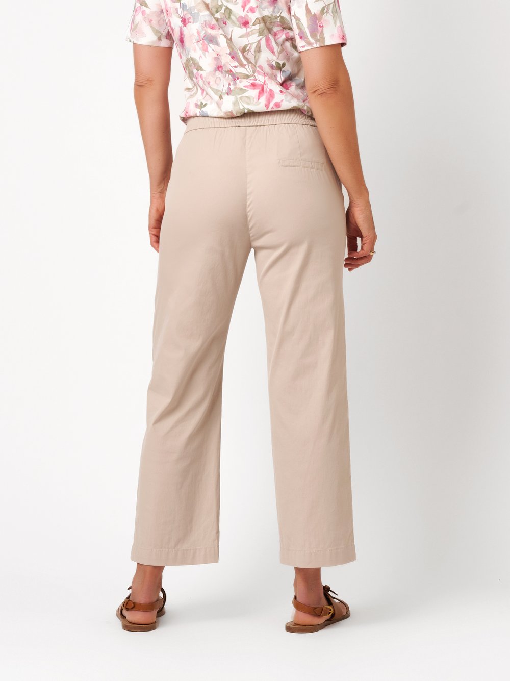 Womens trousers Scarlet Wide 3/4 in light beige, wide-leg trousers in 3/4 length, back view worn by model