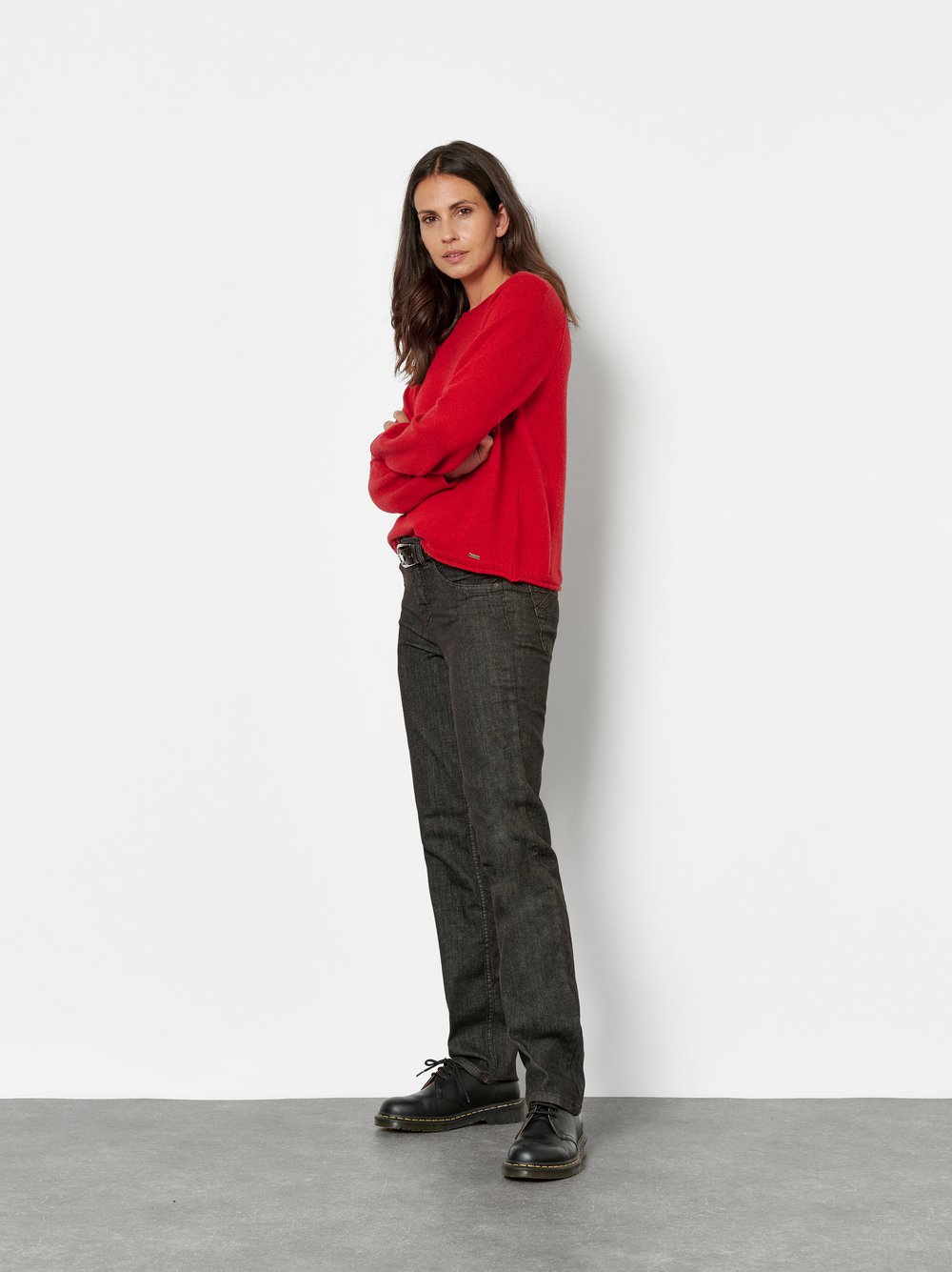 Damenjeans Liv in Dunkelbraun, straight-Fit Jeans aus Colour Denim, Frontansicht am Model getragen