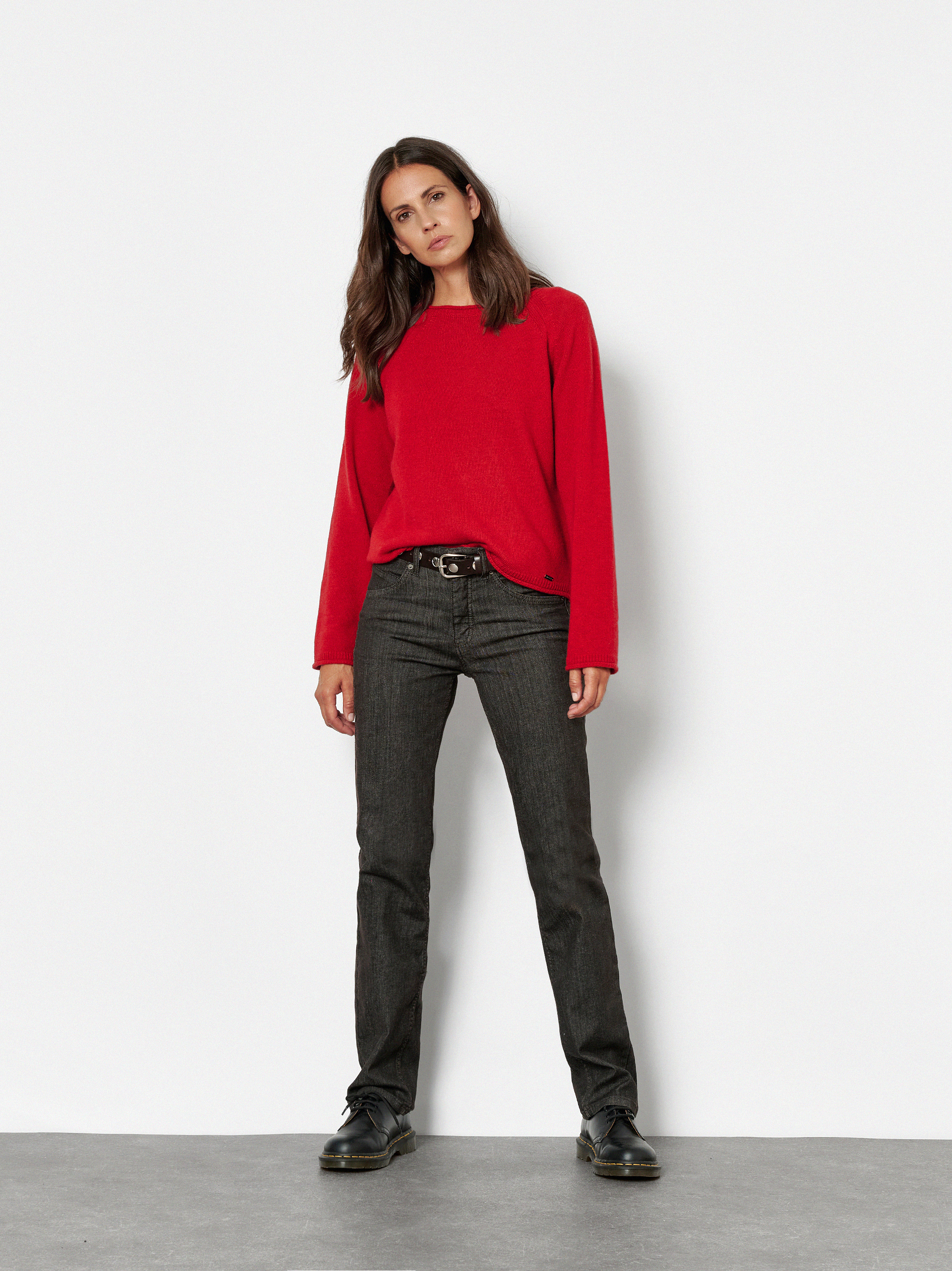 Damenjeans Liv in Dunkelbraun, straight-Fit Jeans aus Colour Denim, Frontansicht am Model getragen