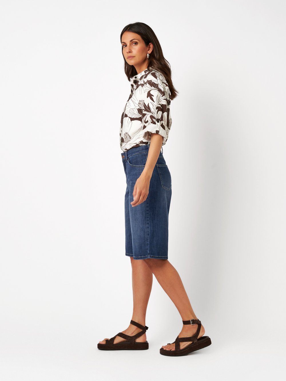 Damenshorts Liv Bermuda in mid blue, jeans-Bermuda mit weitem Bein, Frontansicht am Model getragen