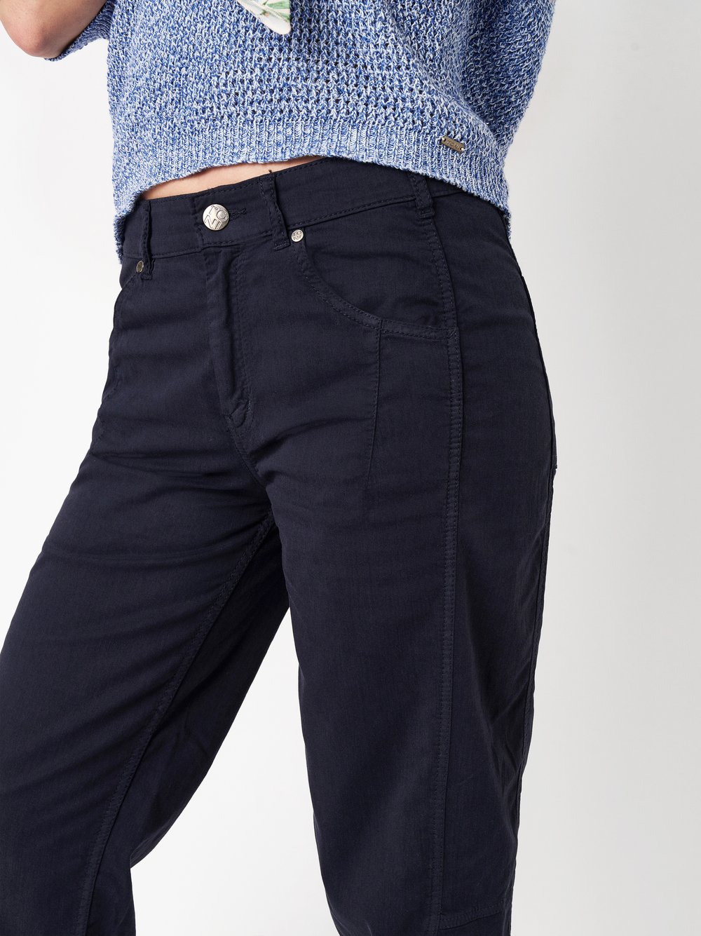 Damenhose Liv Barrel in dark blue, barrel-Fit Hose mit doppelter Seitennaht, Detailansicht