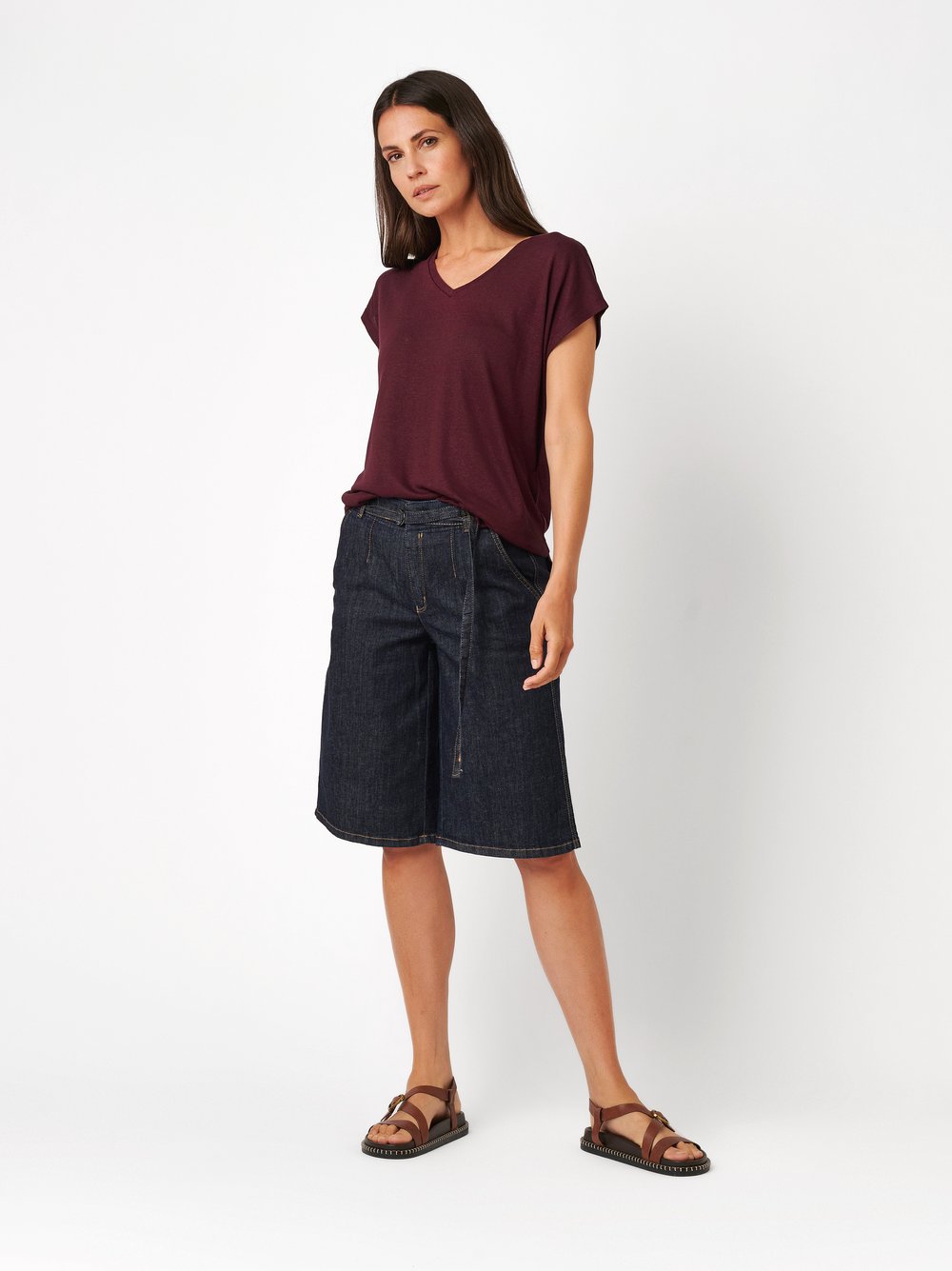 Damenshorts Liv Bermuda in dark blue, Weite Jeans-Bermuda mit Guertel, Outfitansicht am Model