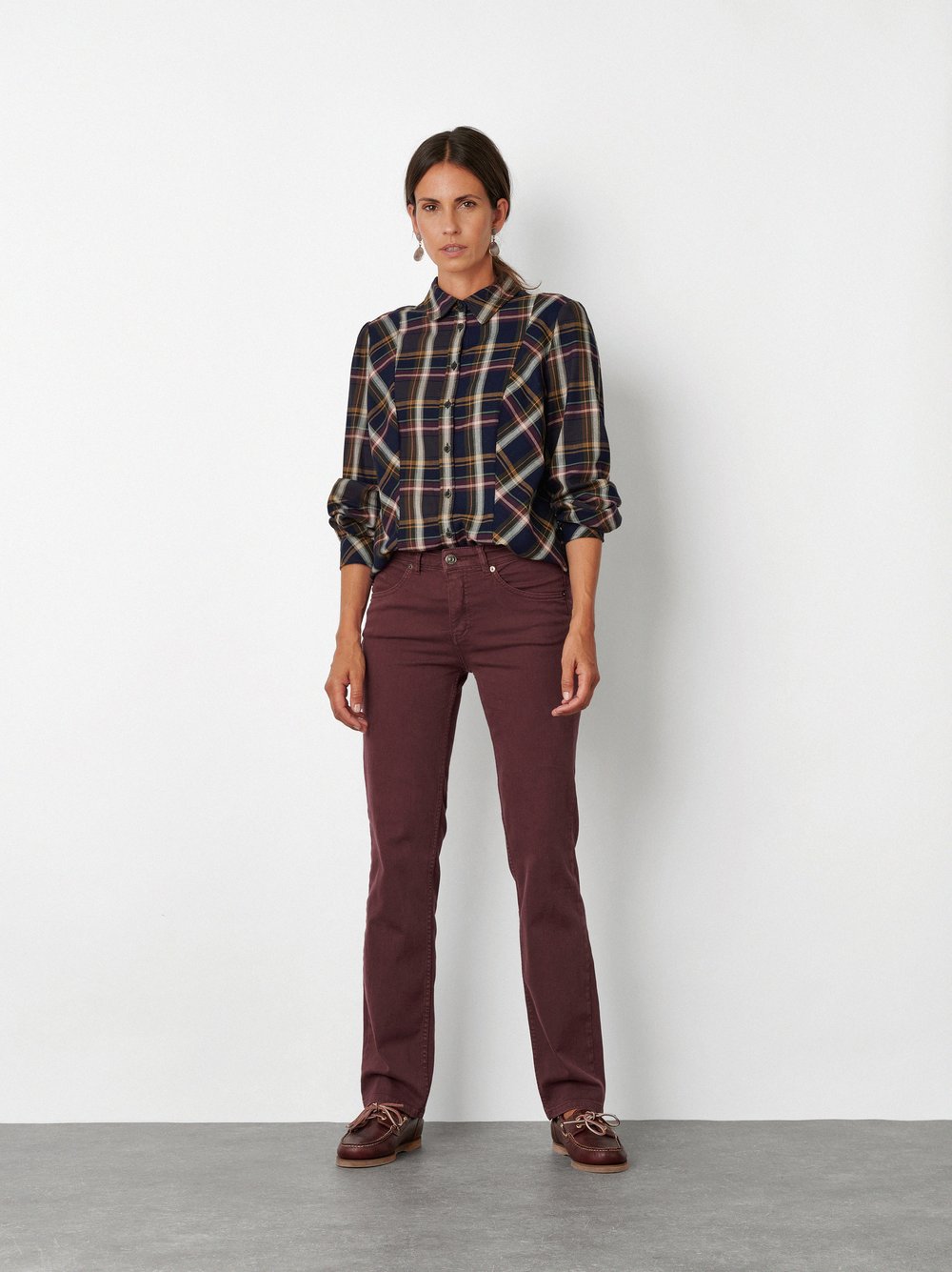 Damenjeans Liv in Beere, straight-Fit Jeans aus Colour Denim, Frontansicht am Model getragen