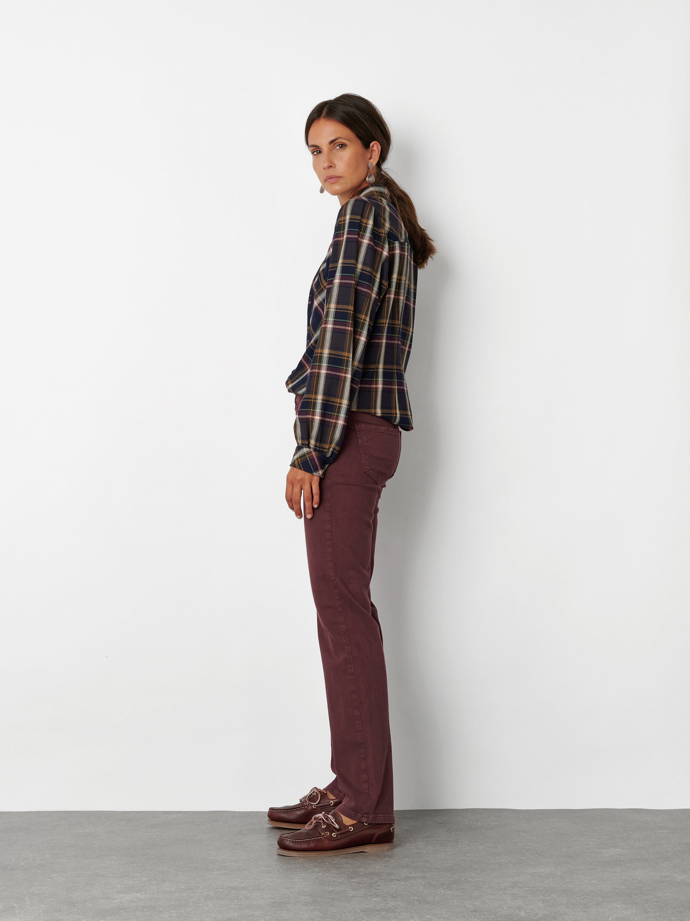 Womens jeans Liv in Berry, straight-fit jeans, front view worn by model