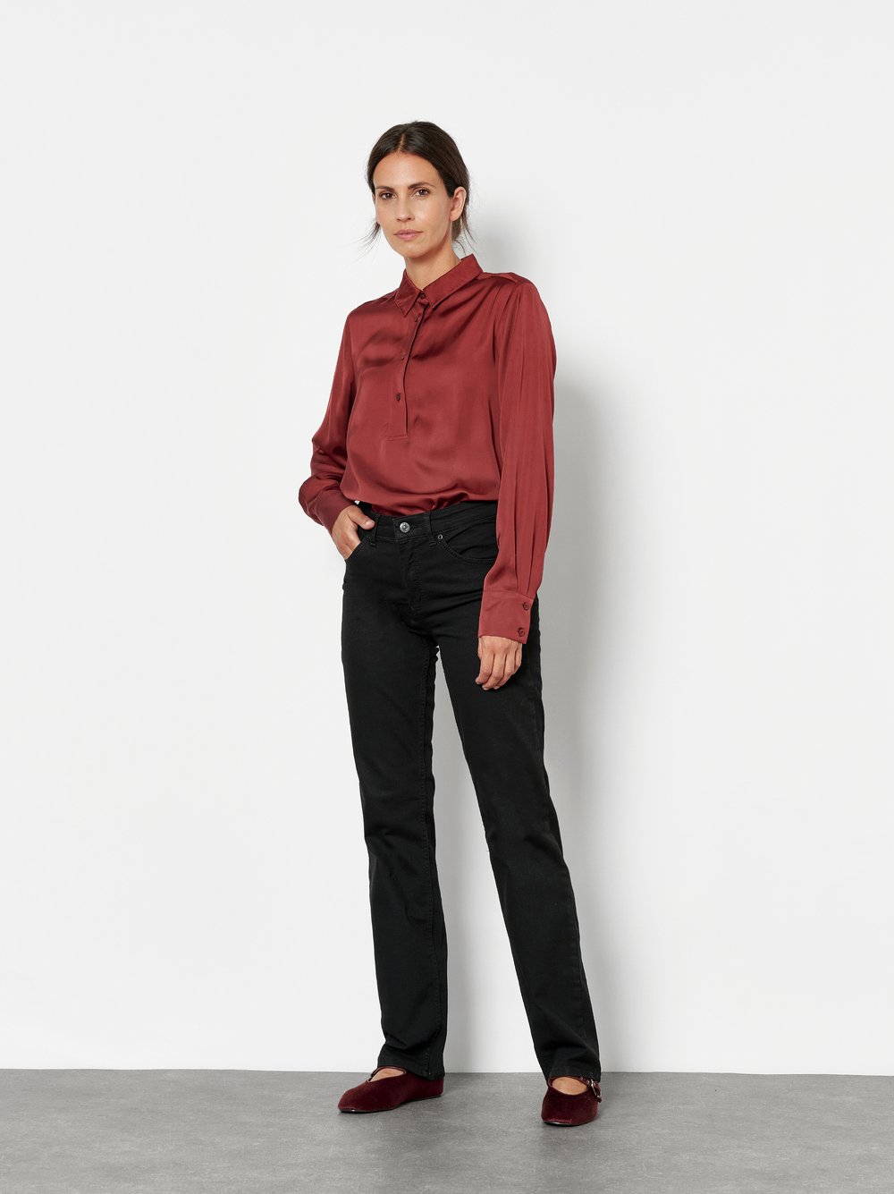 Damenjeans Liv in Schwarz, straight-Fit Jeans aus Colour Denim, Outfitansicht am Model