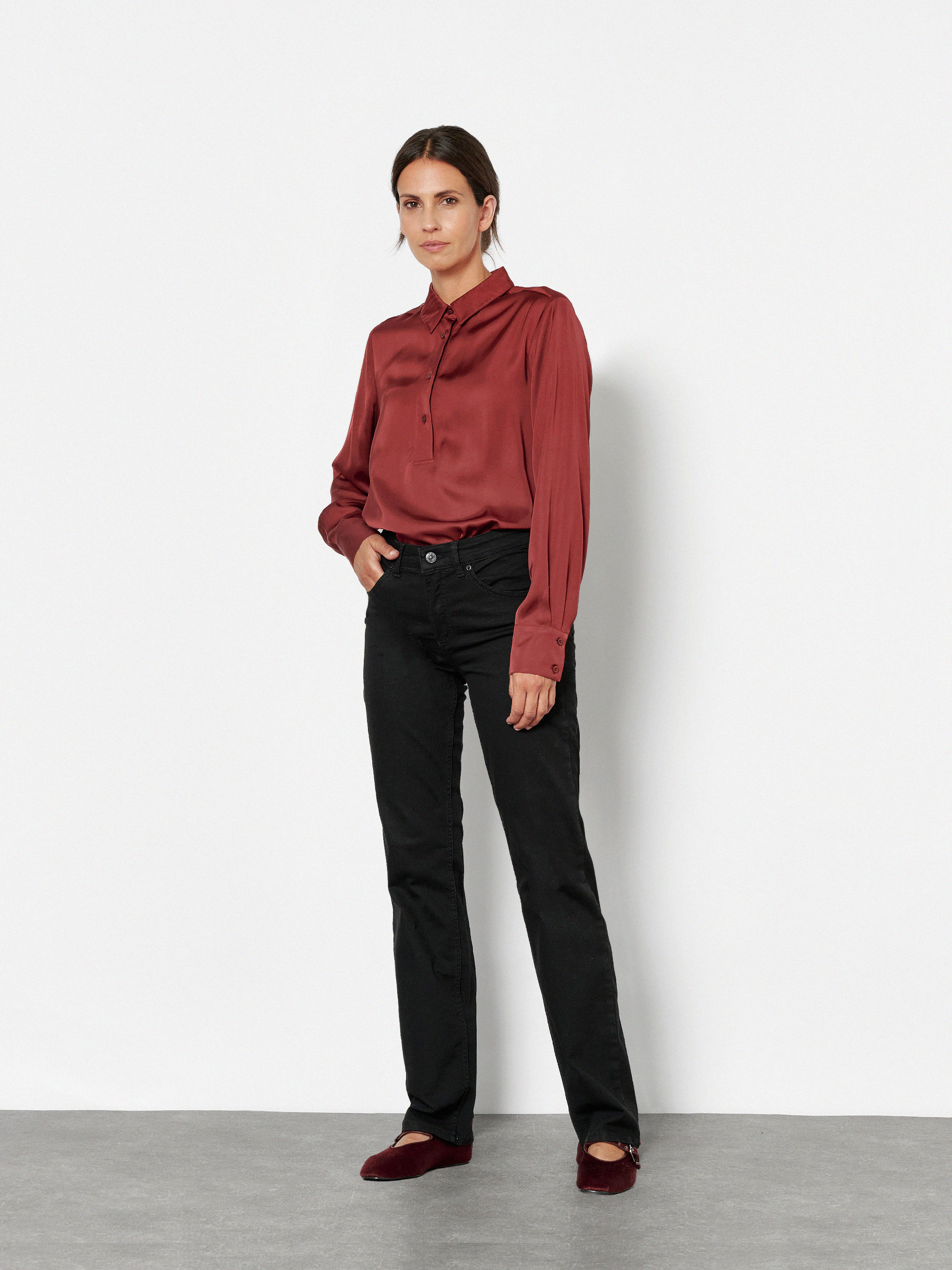 Damenjeans Liv in Schwarz, straight-Fit Jeans aus Colour Denim, Outfitansicht am Model