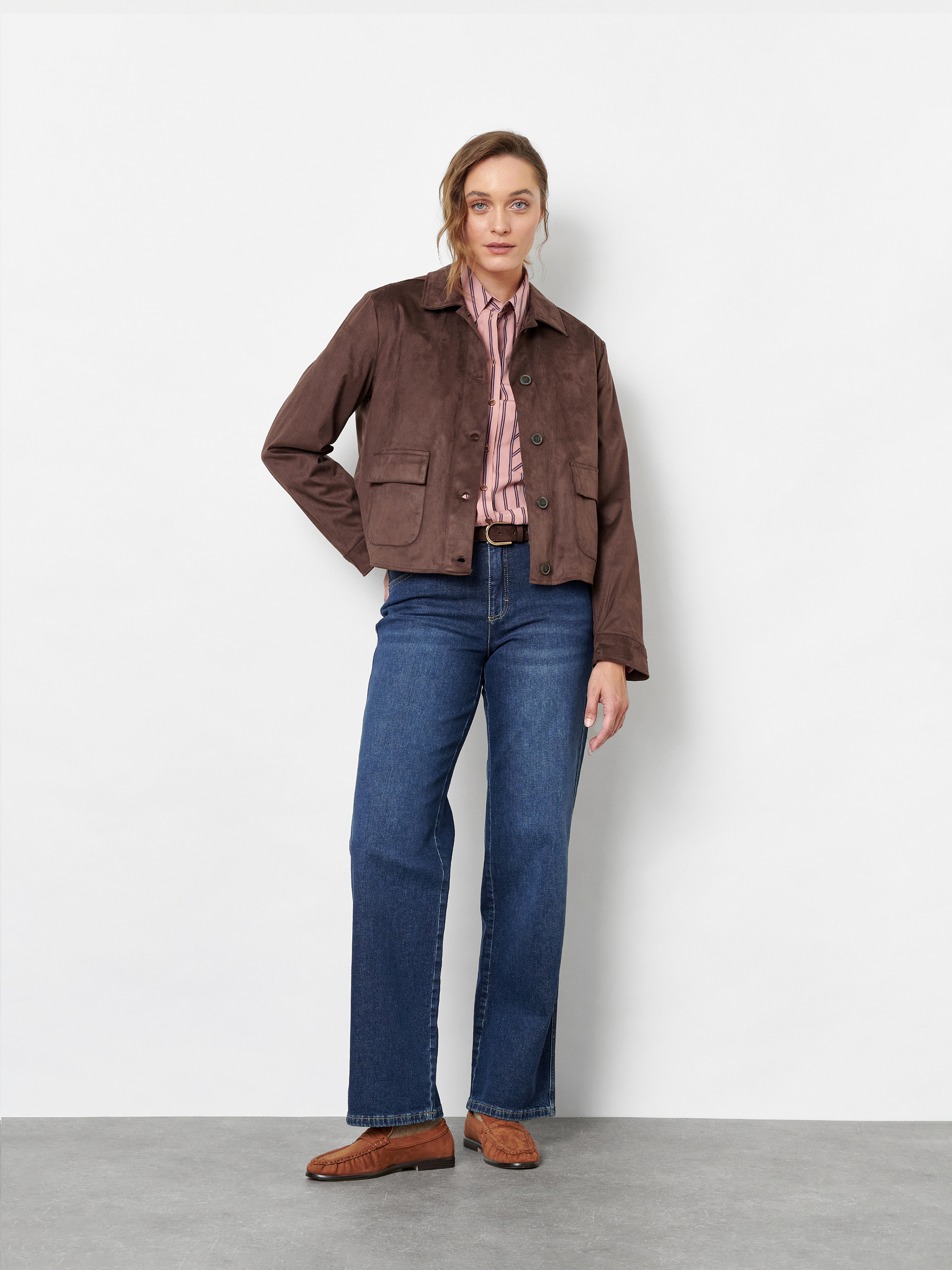 Damenjeans Liv Wide in Dark Blue, wide-Leg Jeans mit Waschung, Outfitansicht am Model