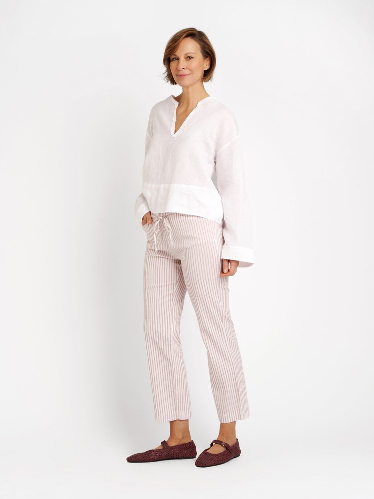 Womens trousers Scarlet Wide 3/4 in rose / white, relaxed 3/4-length trousers, outfit view worn by model